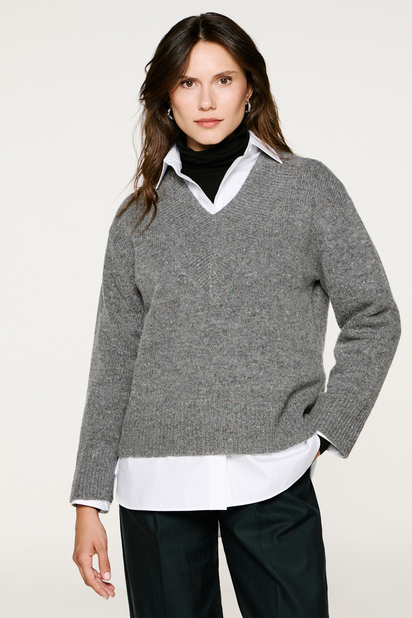 Selected Camisola de l&atilde; com gola em V.  Cinzento