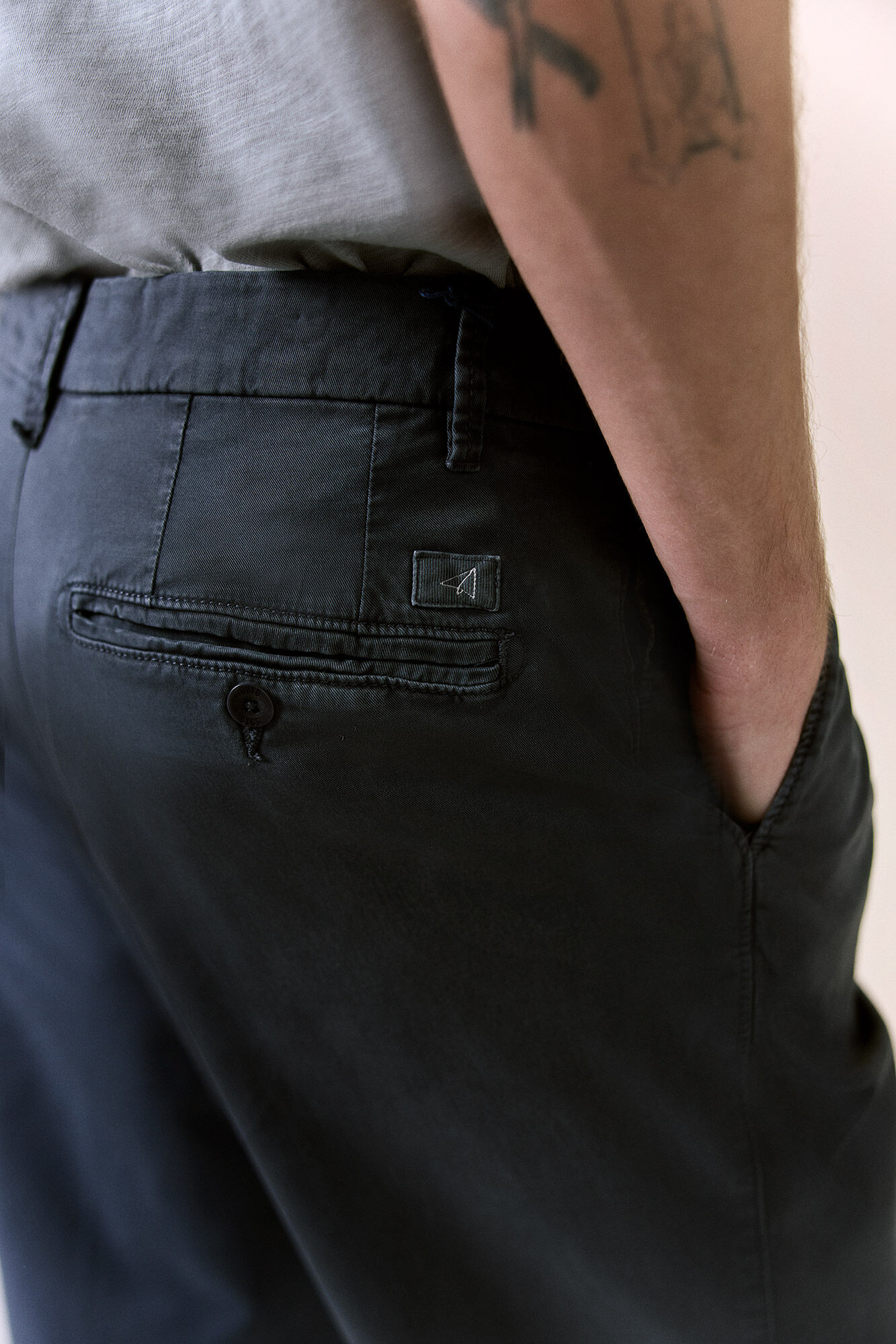 OOTO Chino con pinzas regular Azul