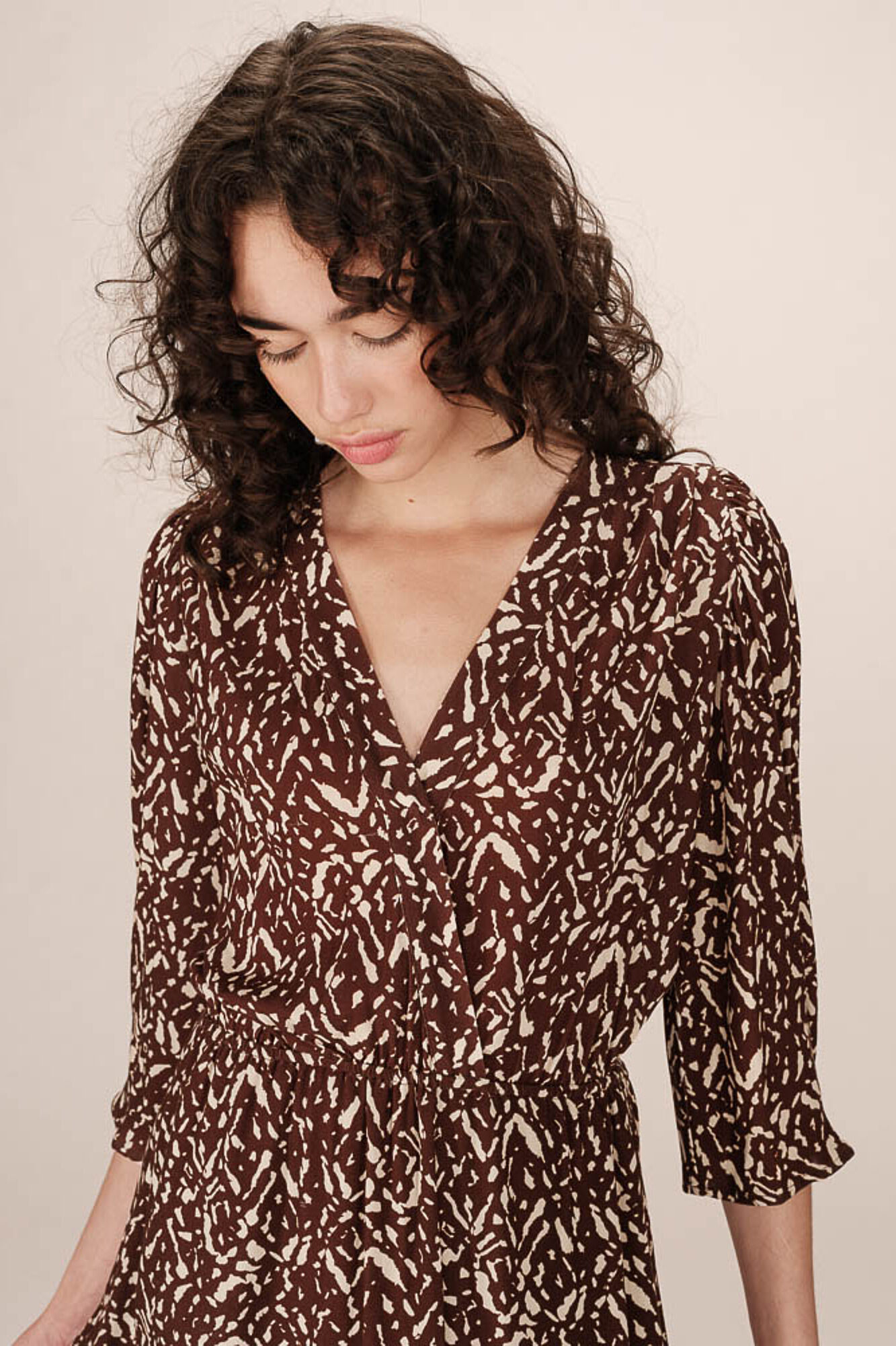 Grace & Mila Vestido curto de manga 3/4 com decote em V e estampado abstrata bicolor Castanho