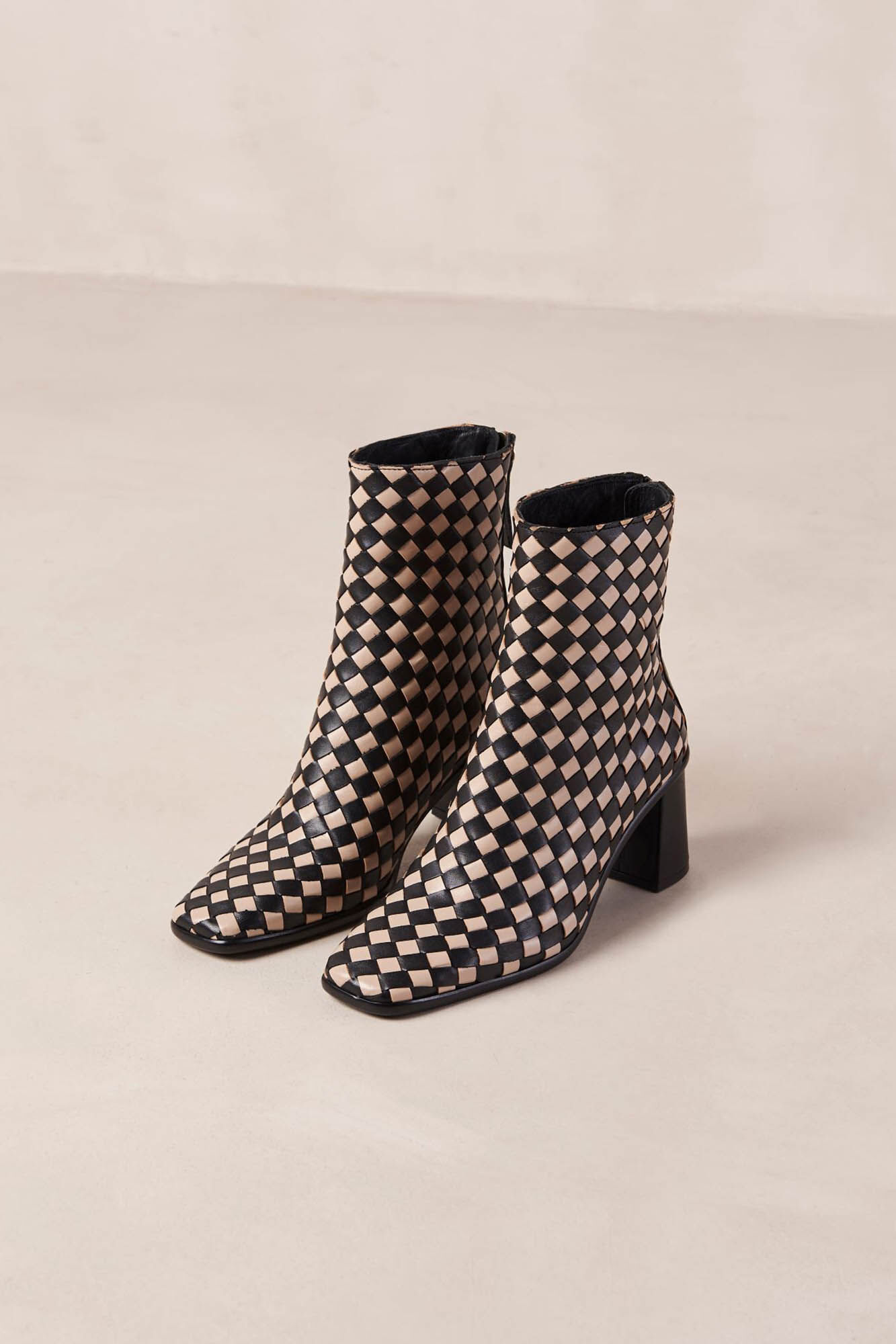 Alohas Botins entran&ccedil;ados preto e bege West Tostado