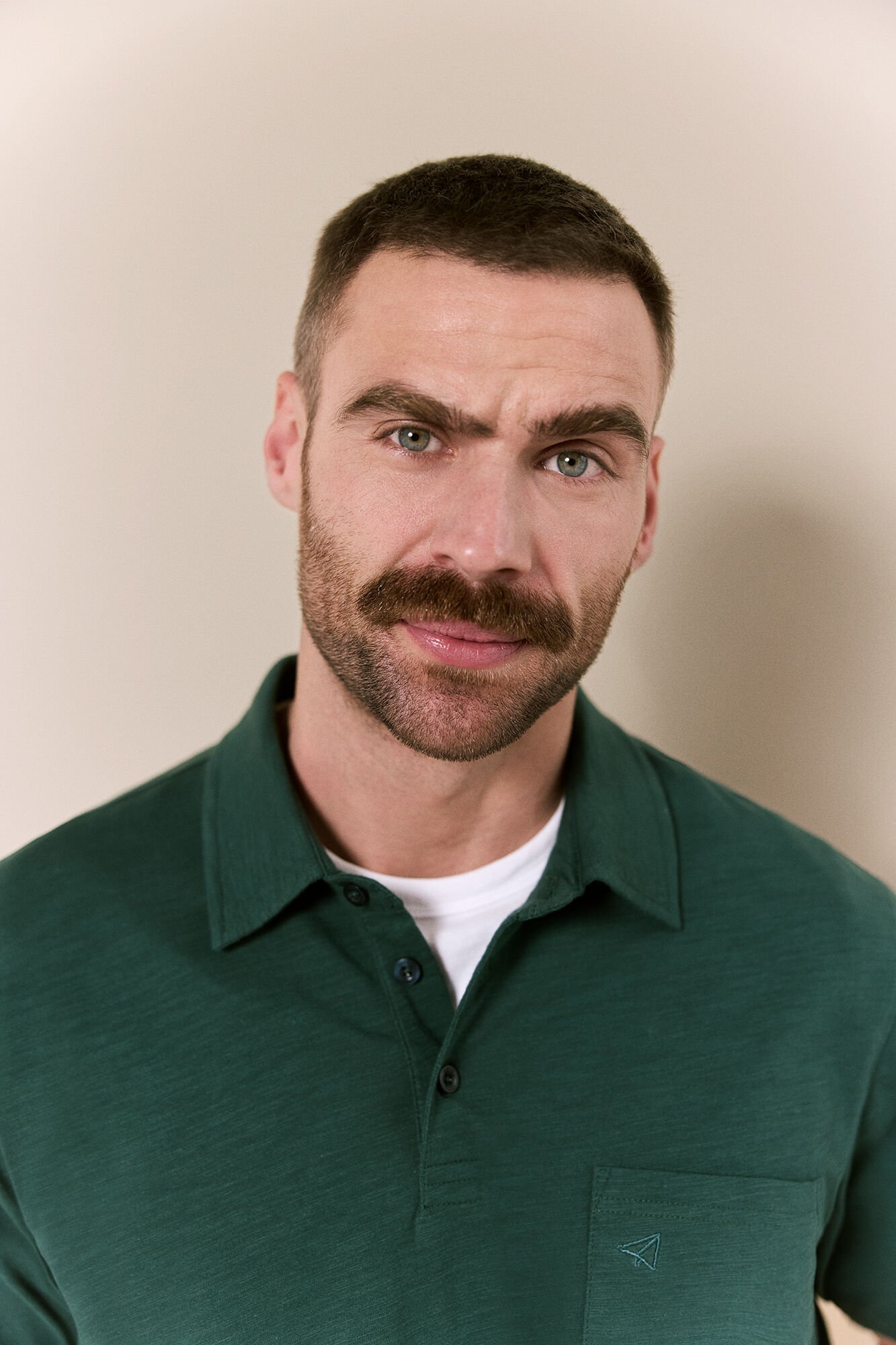 OOTO Polo lavado bordado avi&oacute;n Verde