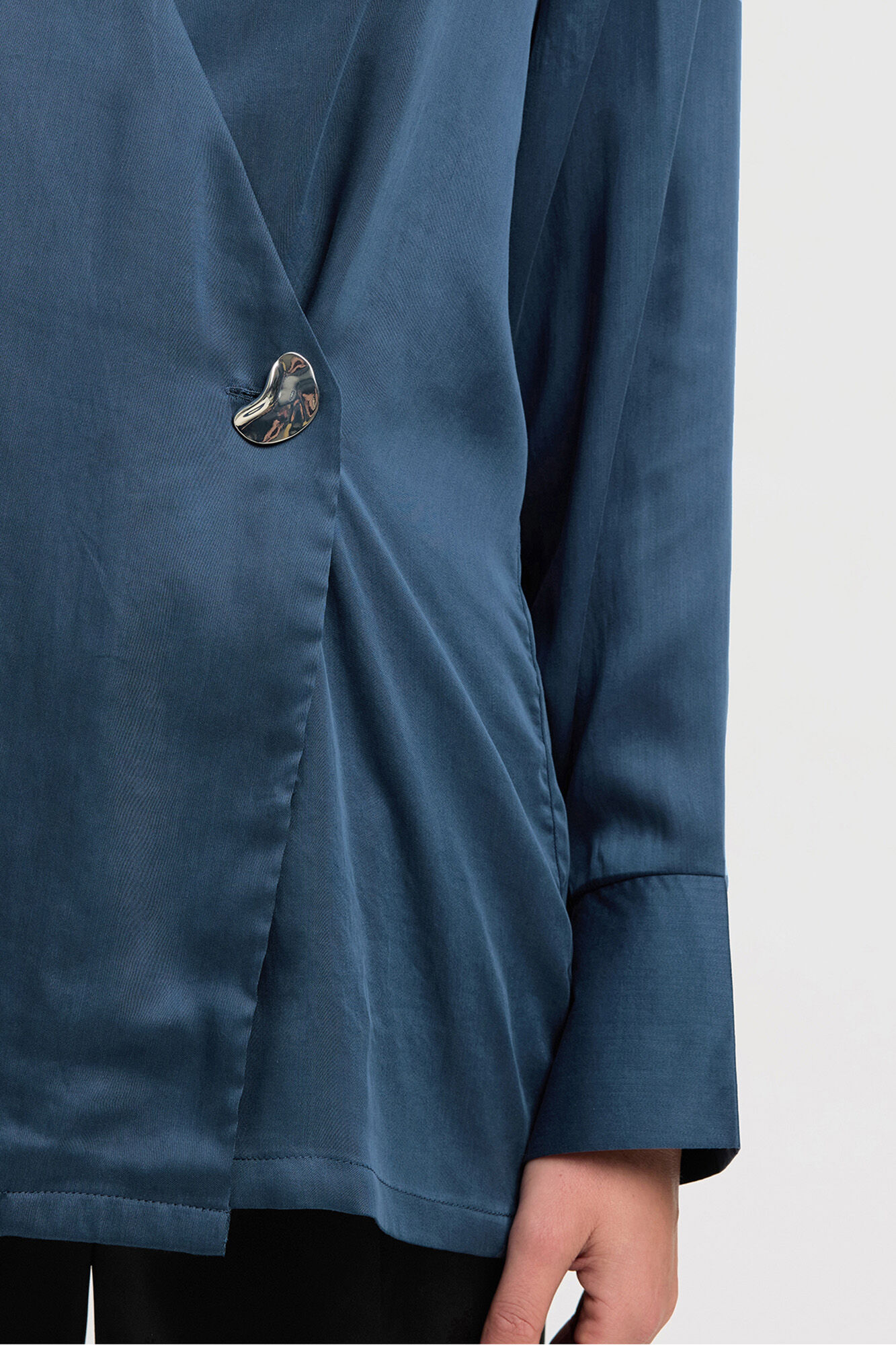 Selected Blusa gola V com detalhe met&aacute;lico 