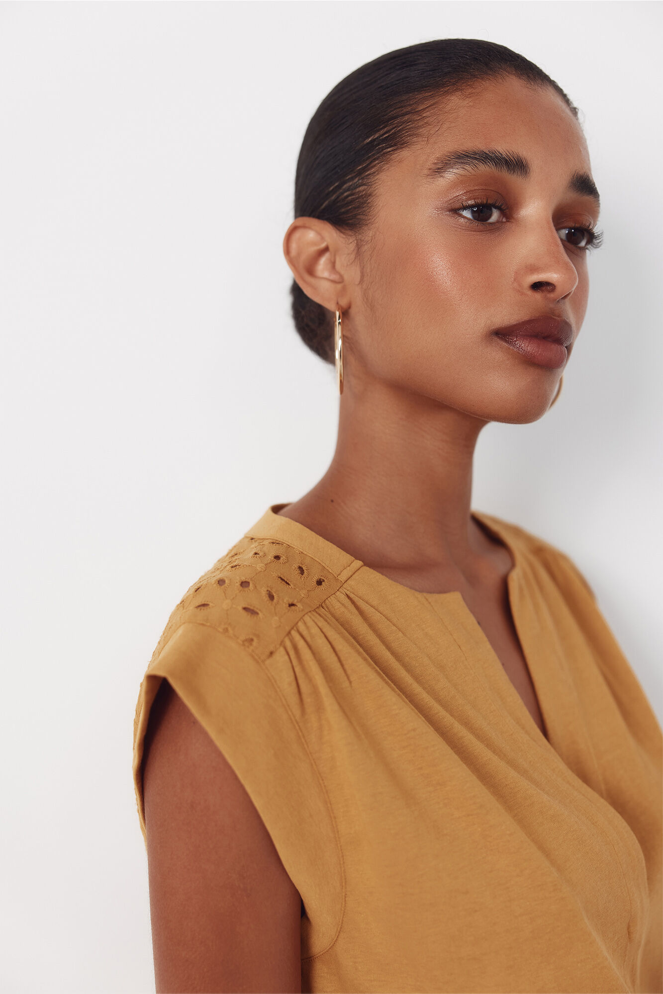 Cortefiel Camiseta canes&uacute; espalda bordado Dorado