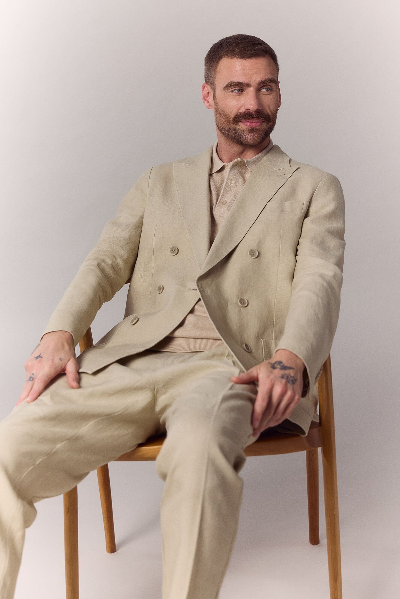 OOTO Cal&ccedil;a de fato coordenado em linho Tostado