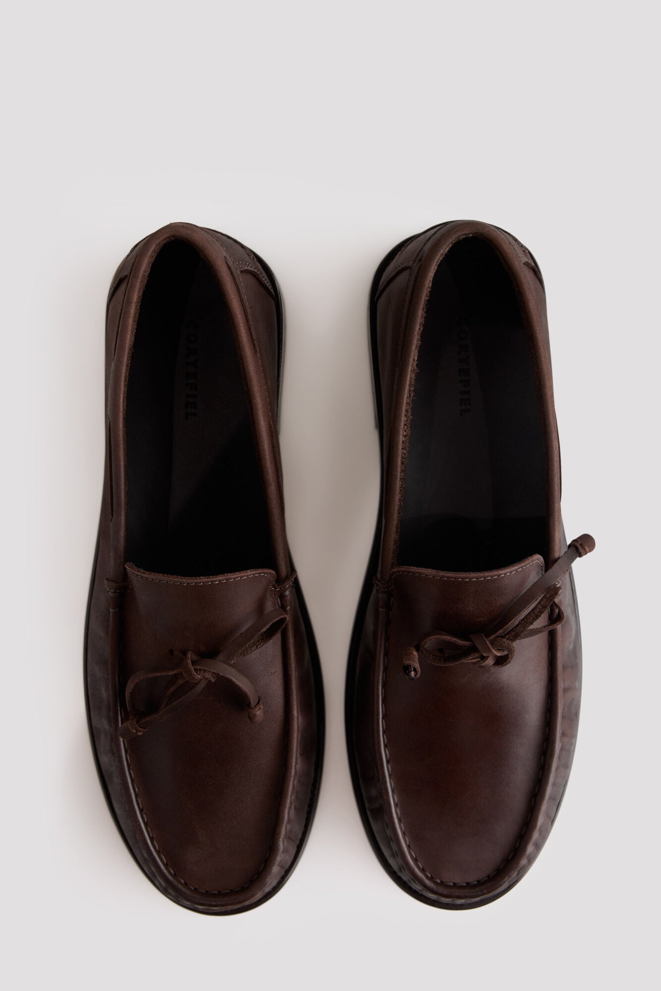 Cortefiel Mocassim em pele com la&ccedil;ada Castanho