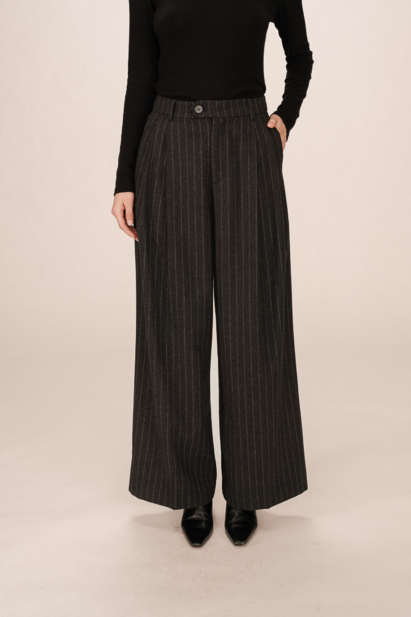 Grace & Mila Cal&ccedil;a de terno de l&atilde; riscas com detalhe plissado Cinzento