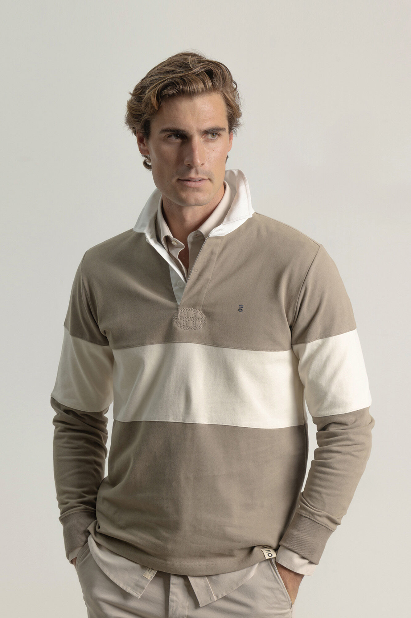 PuroEGO Polo com listras largas contrastantes em pedra Castanho