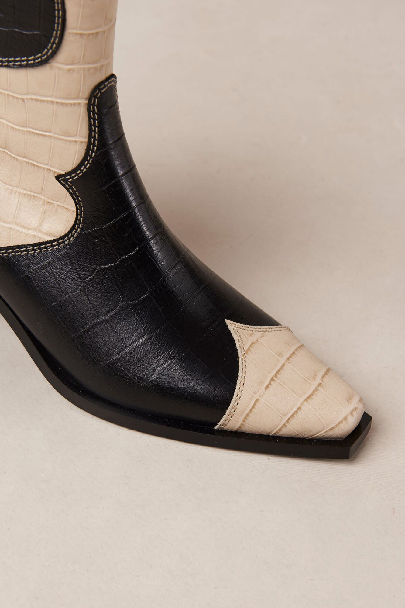 Alohas Buffalo Black and White Black