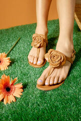 Cortefiel Judy sandal in nappa with handmade flower Beige