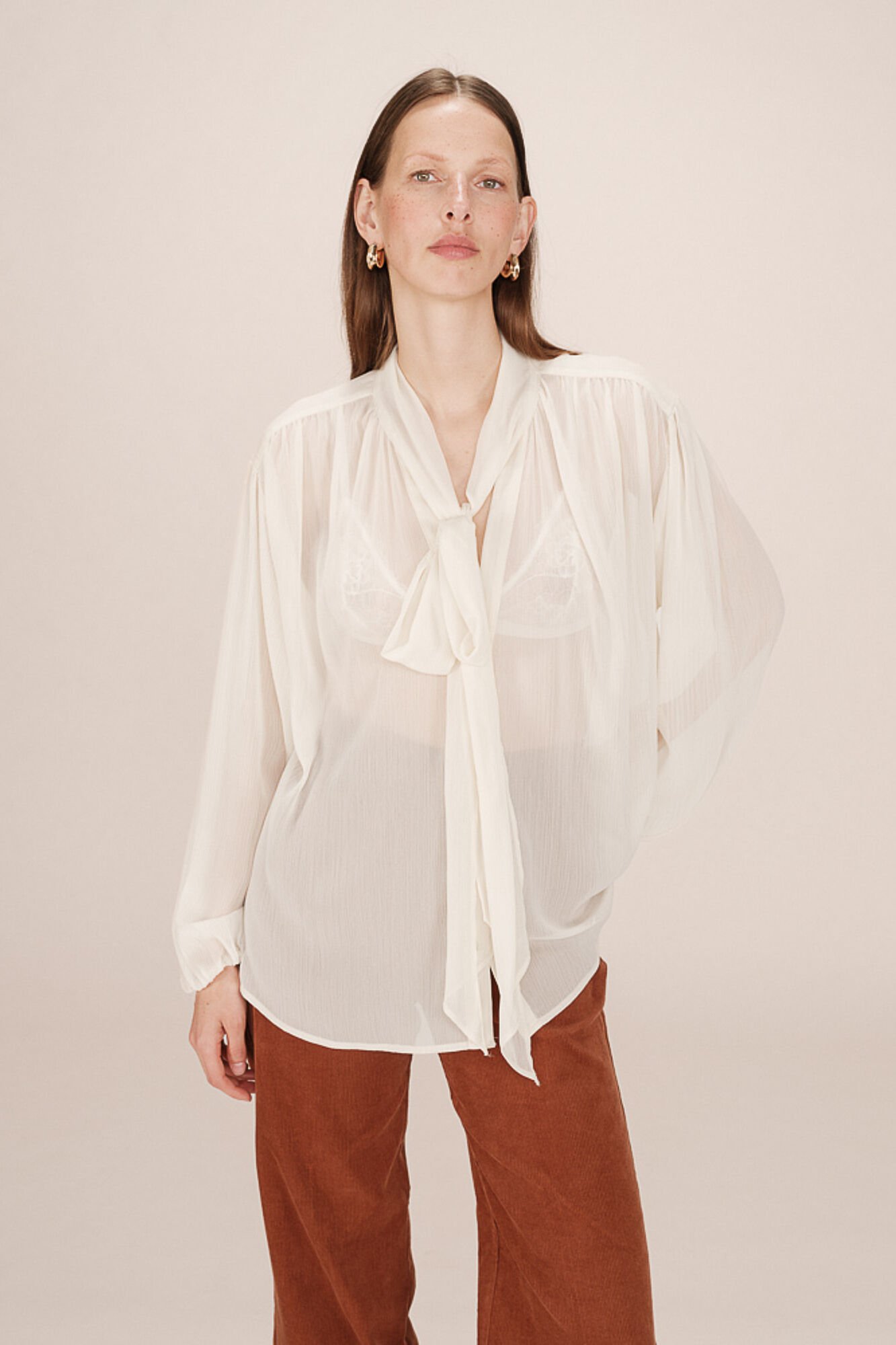 Grace & Mila Blusa esvoa&ccedil;ante com la&ccedil;ada Branco