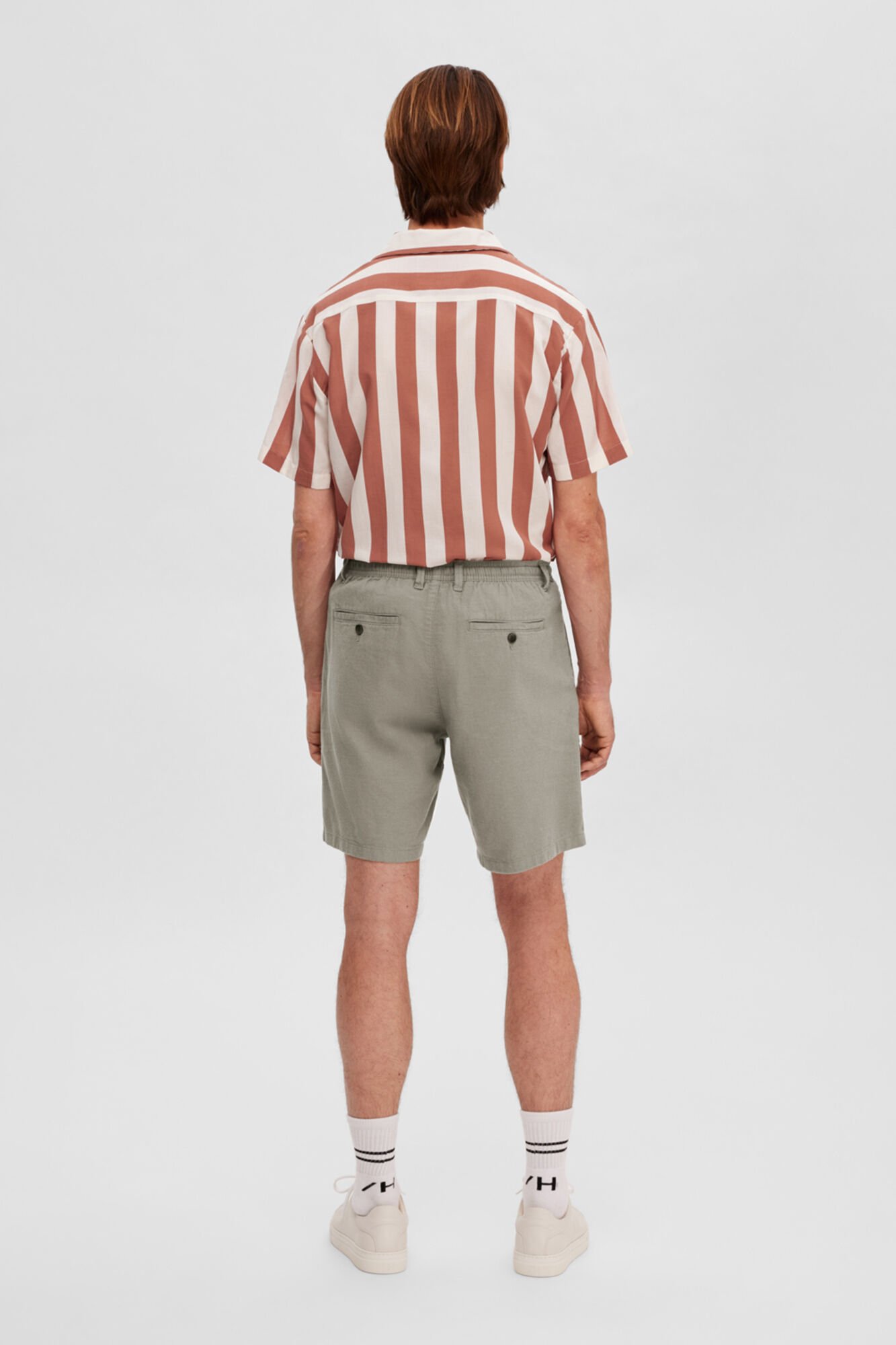 Selected Short chinos made with linen and organic cotton. Green