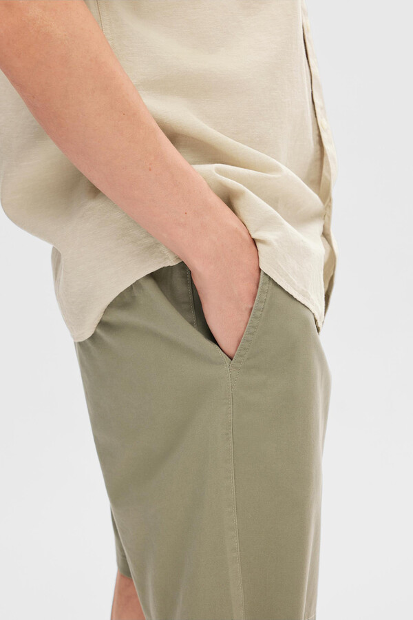 Cortefiel Pantalón chino corto confeccionado con algodón orgánico. Verde pistacho
