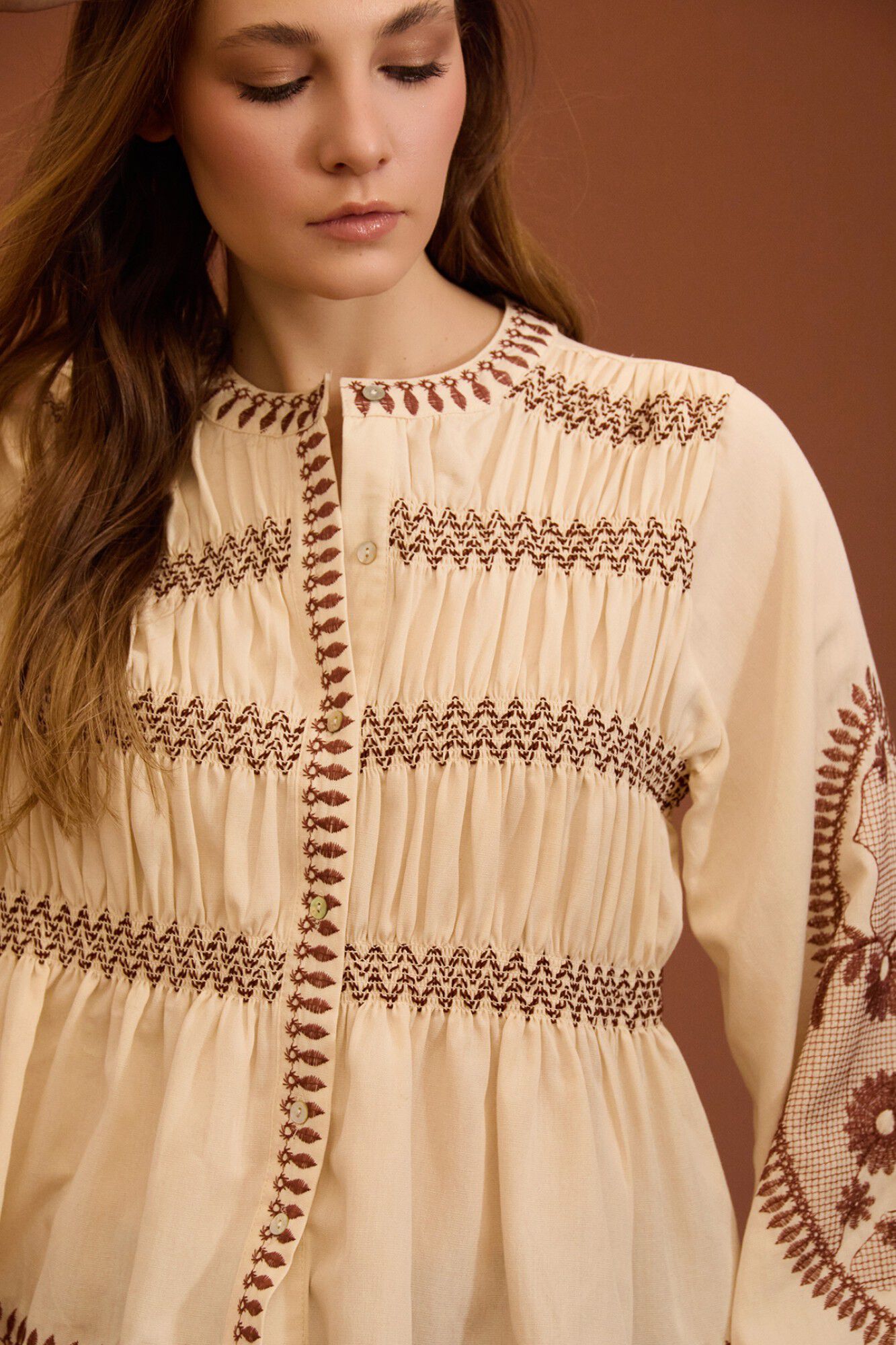 Meisie Blusa bordada com folhos Tostado