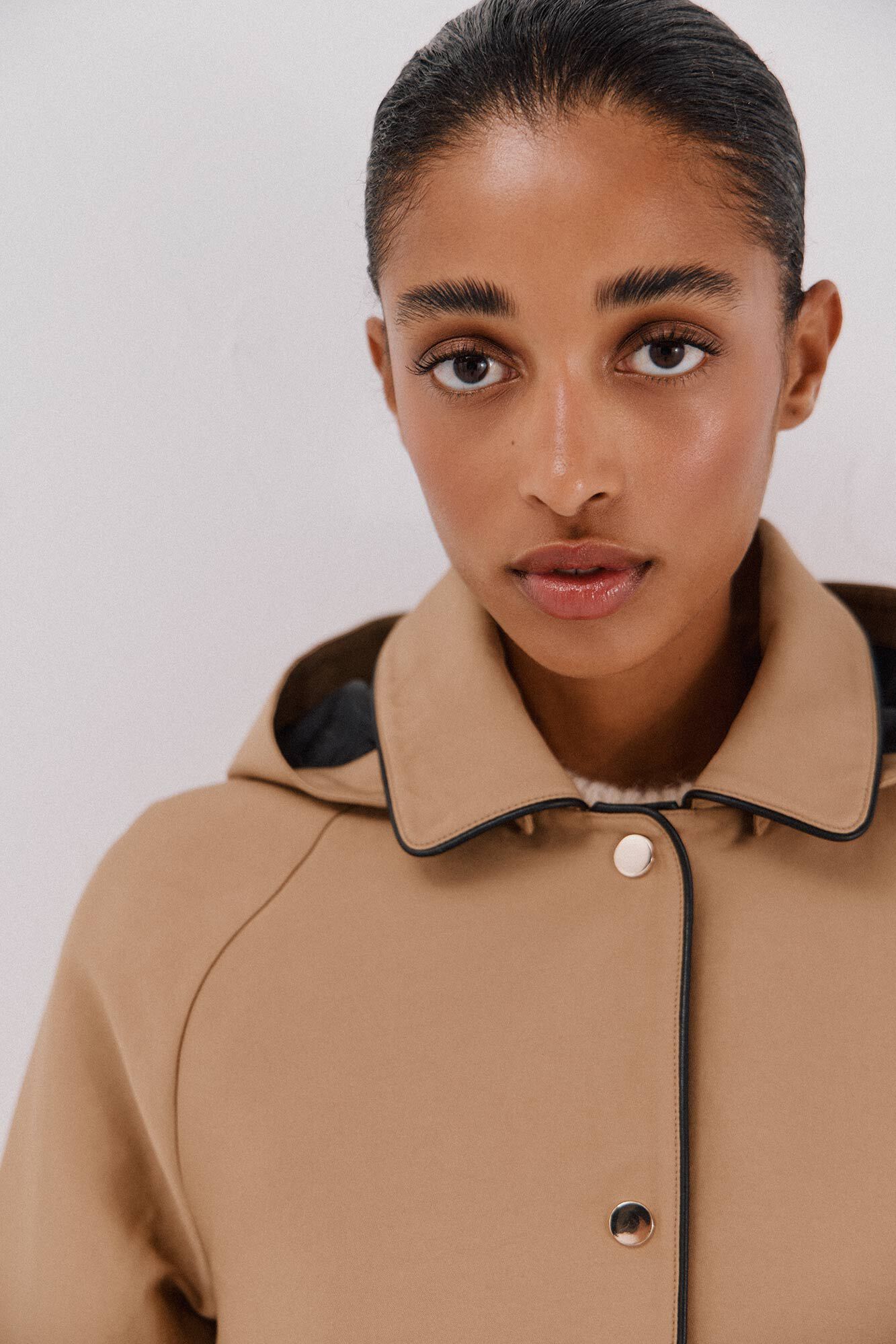 Cortefiel Gabardina acetinada capuz desmont&aacute;vel