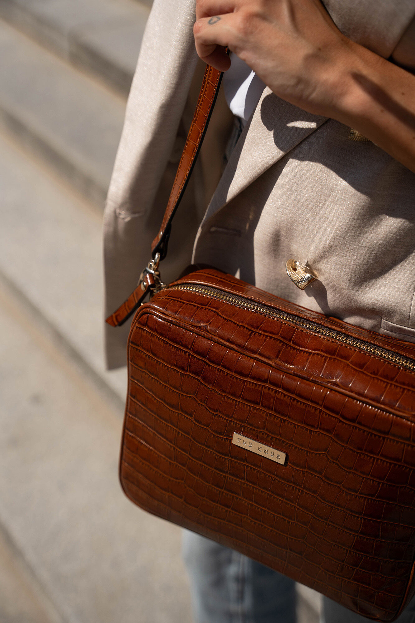 The Code Bandolera charlotte praline Marr&oacute;n