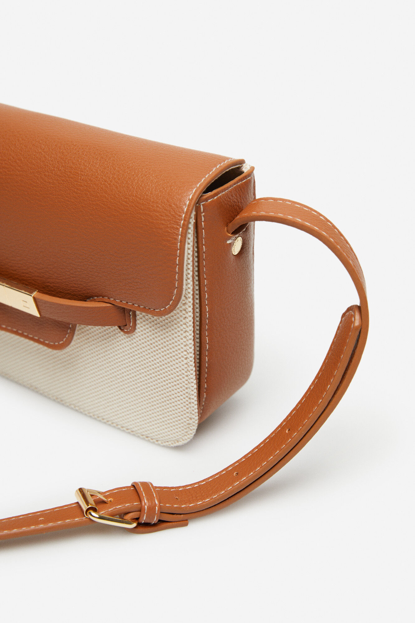 Cortefiel Bolso bandolera belted Marr&oacute;n