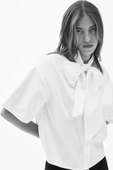 Cortefiel short sleeve shirt with a bow at the neck made from 100% organic cotton. White