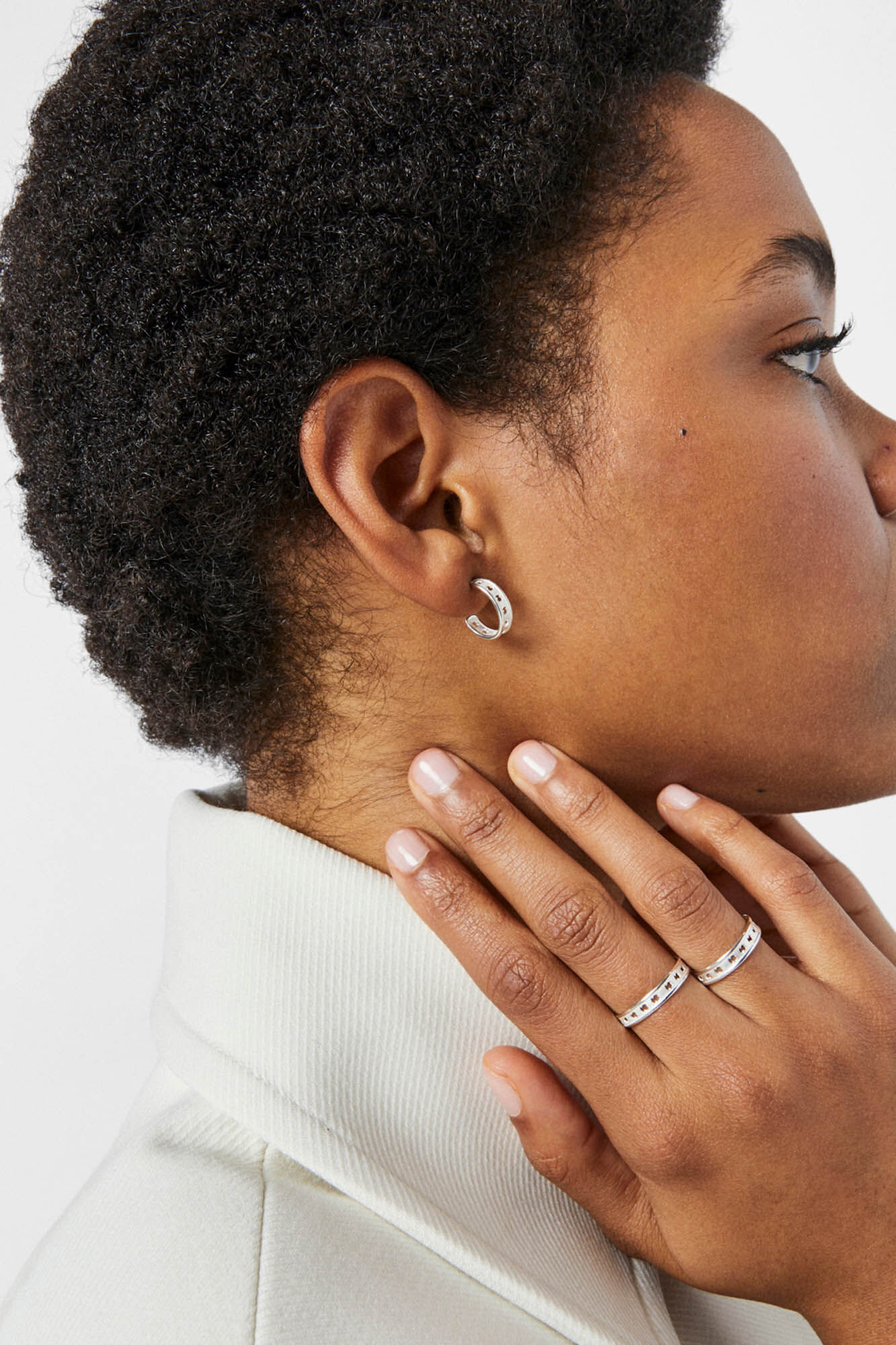 Tous Pendientes aro de plata peque&ntilde;os con silueta TOUS Bear Row Gris