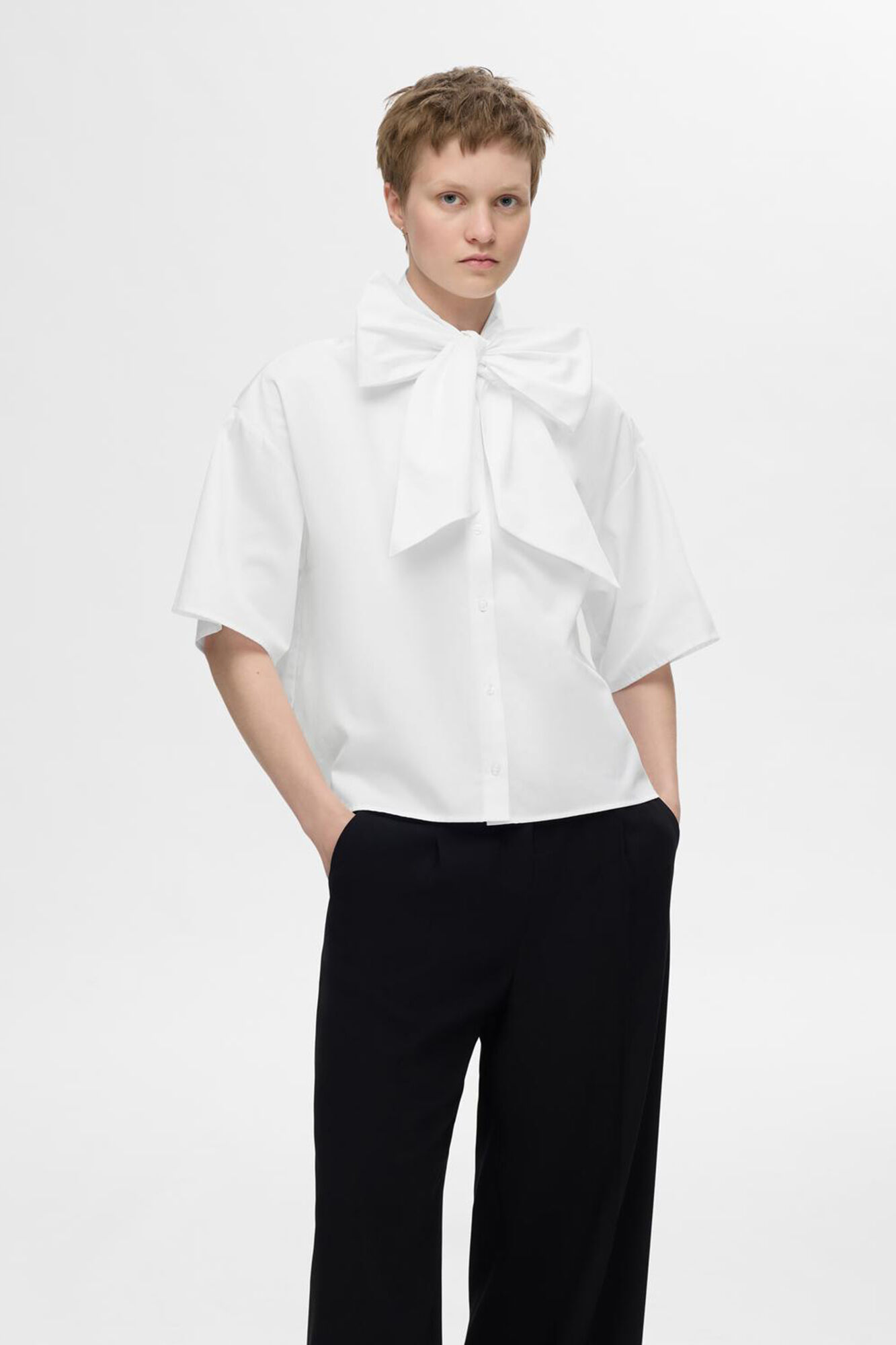Cortefiel short sleeve shirt with a bow at the neck made from 100% organic cotton. White