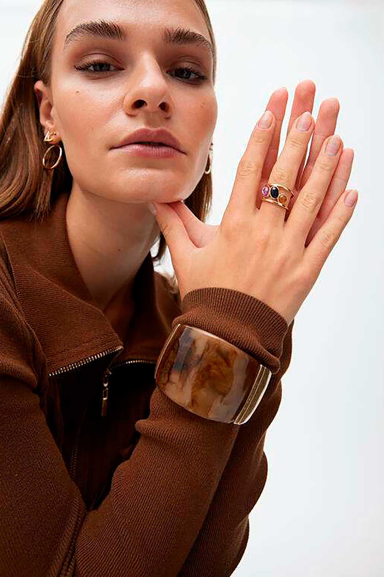 Lola Casademunt Brincos de logo