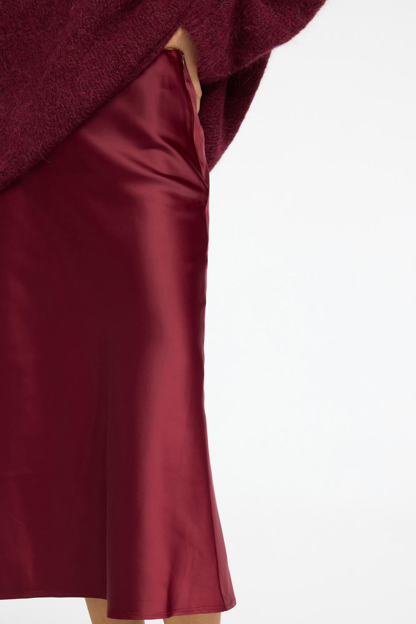 Selected Saia midi fluida confecionada com materiais reciclados.