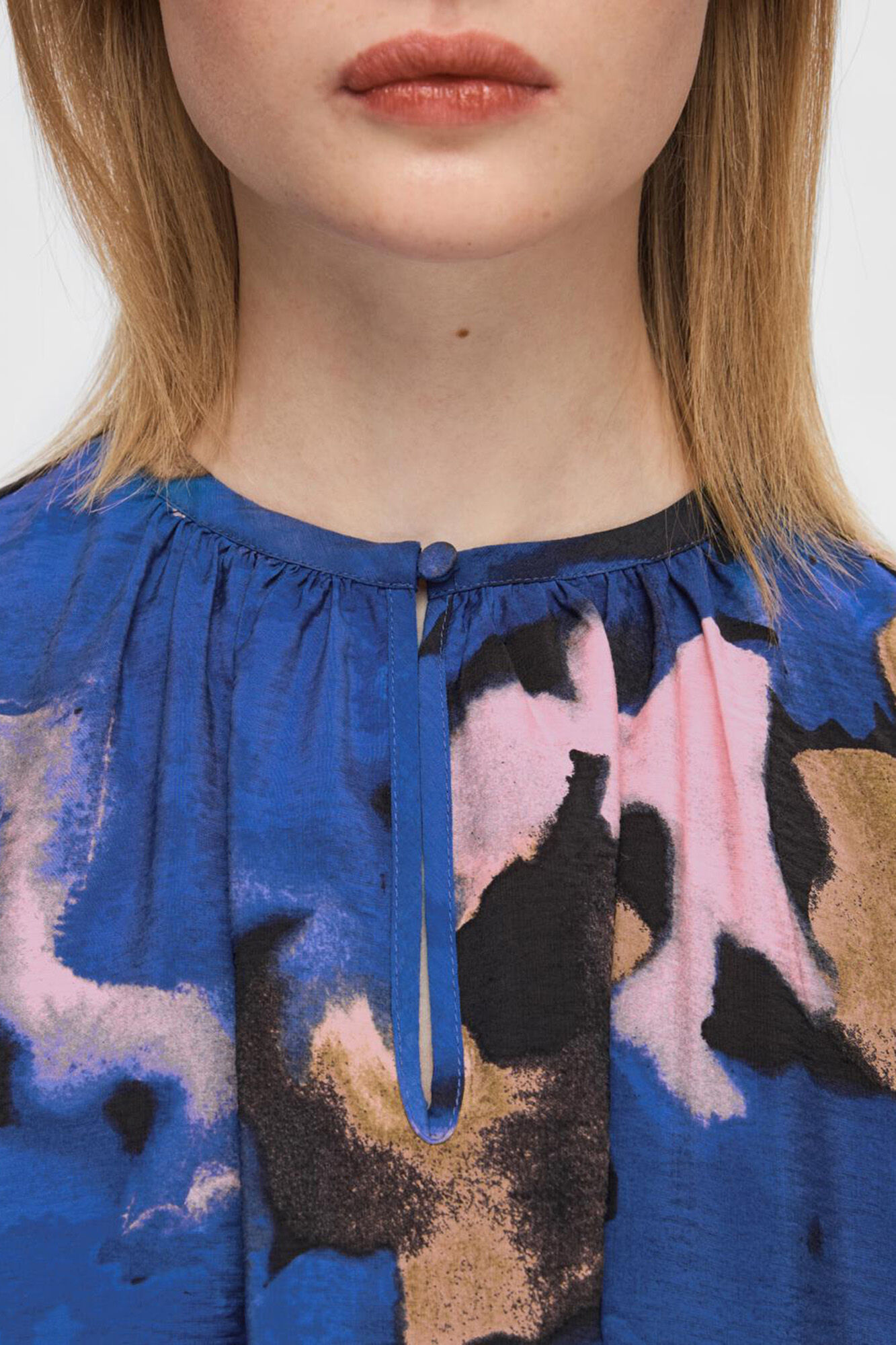 Selected Femme Blusa estampada de manga comprida confecionada com Lenzing Ecovero Azul