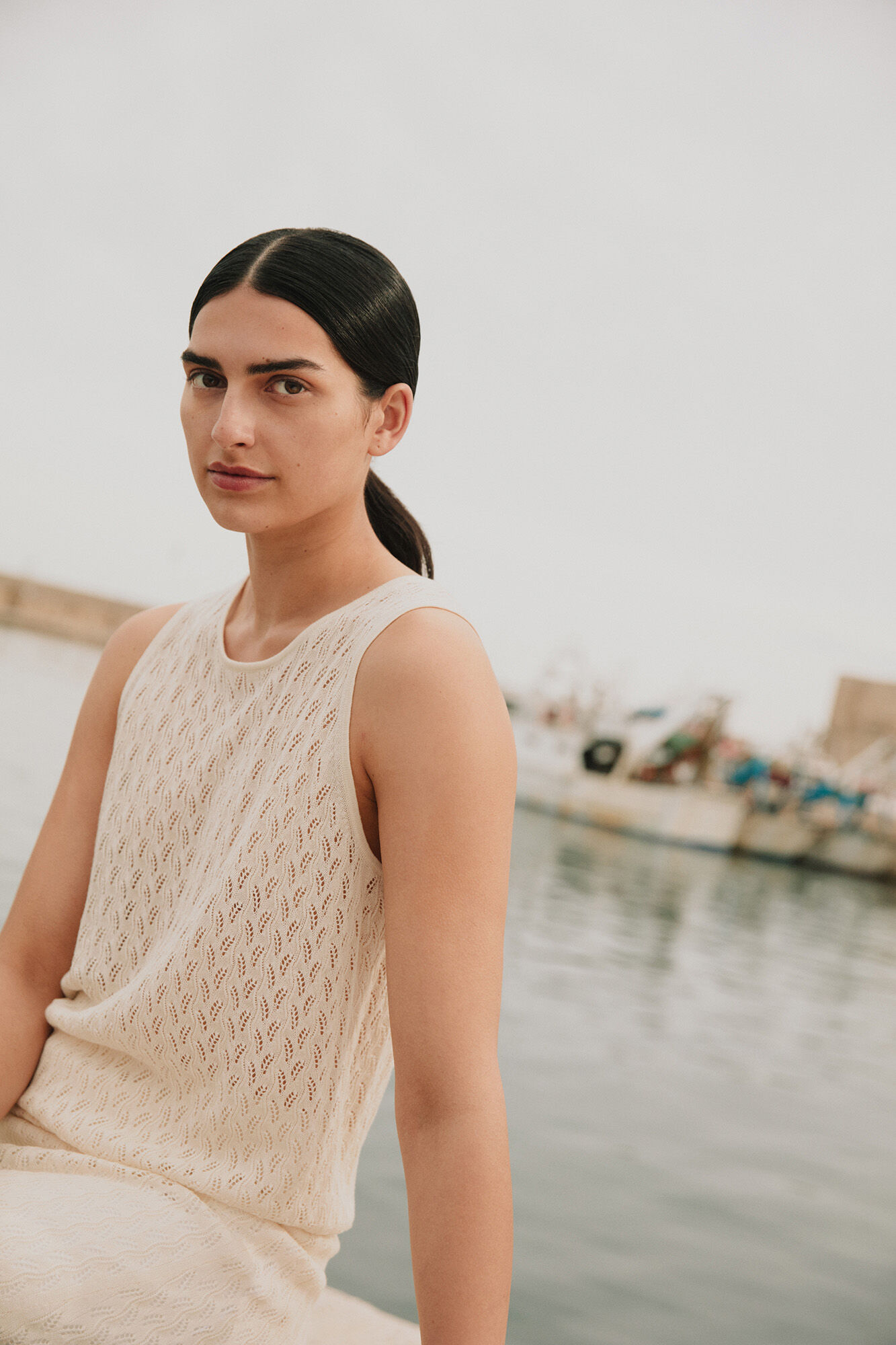 Selected Femme Top sin mangas de punto ligero confeccionado con algod&oacute;n org&aacute;nico. Gris