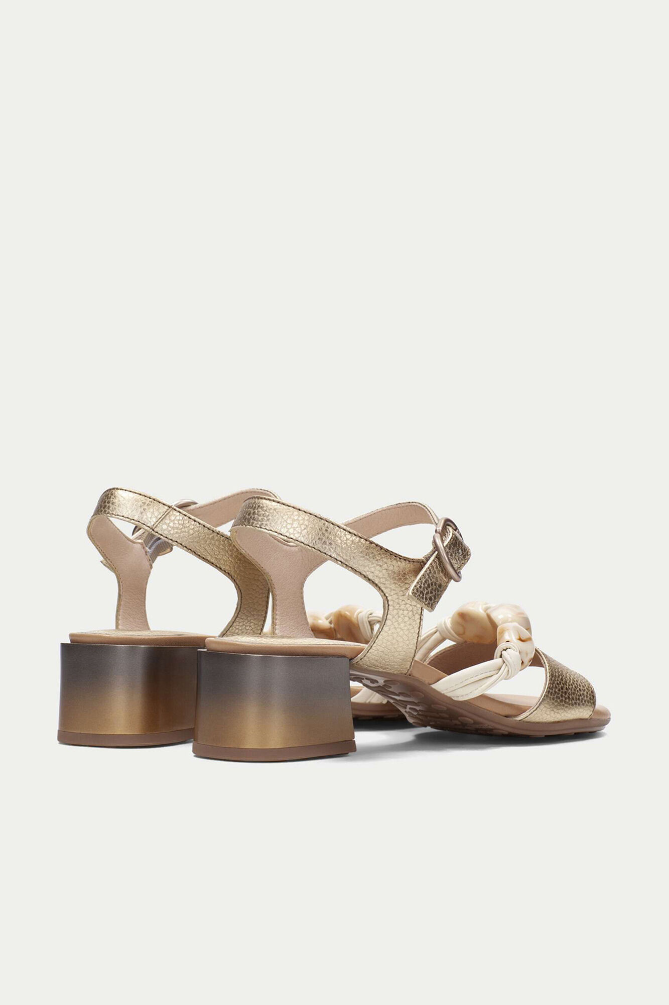 Hispanitas Sand&aacute;lia com adorno de pedras Dourado