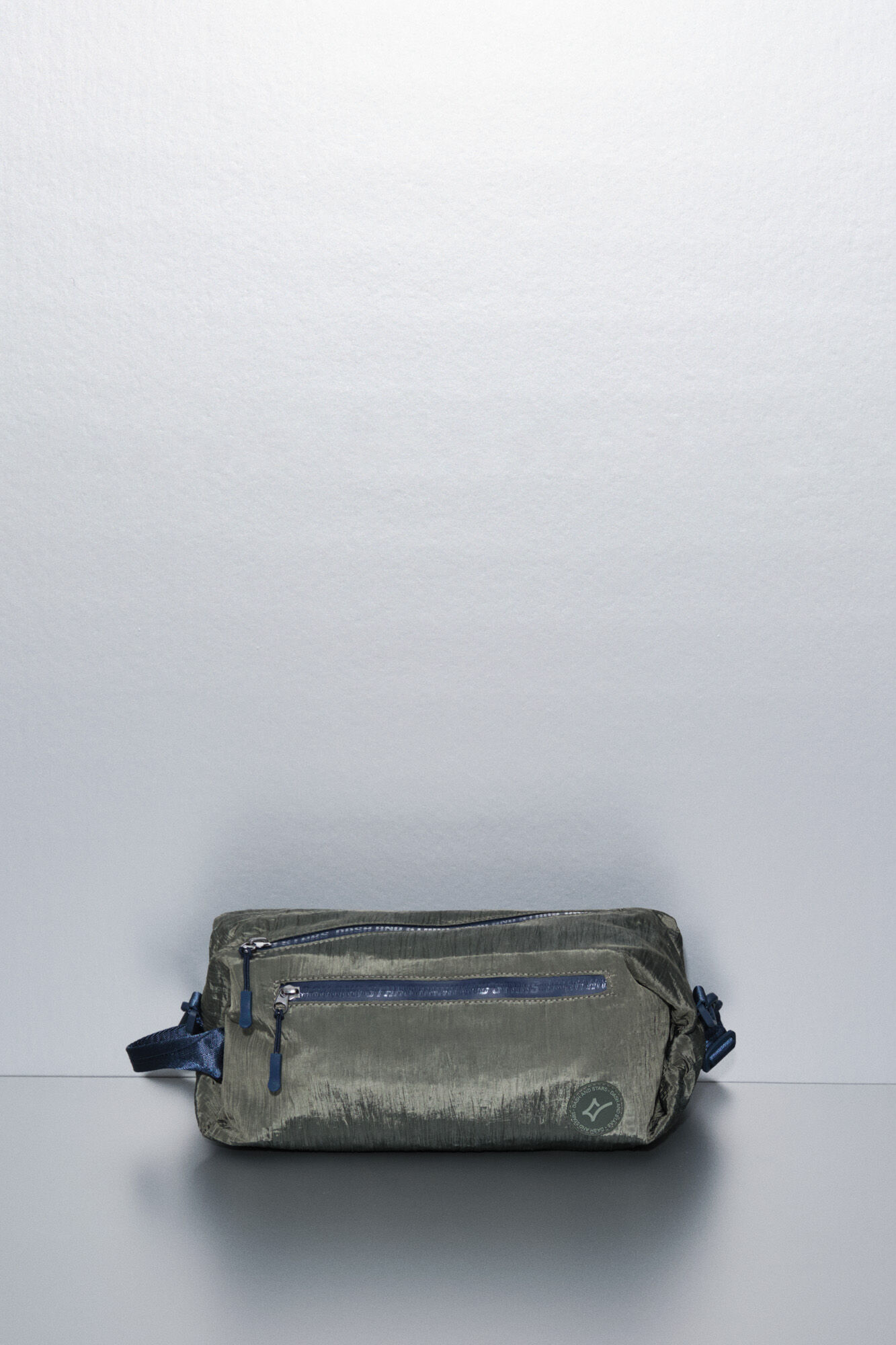 Dash and Stars Mala de ombro em nylon c&aacute;qui acetinado verde