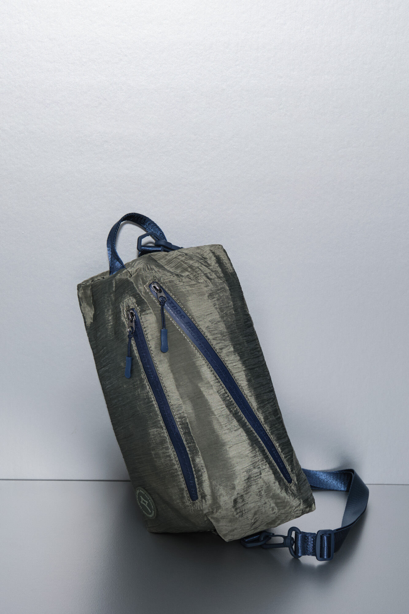 Dash and Stars Mala de ombro em nylon c&aacute;qui acetinado verde