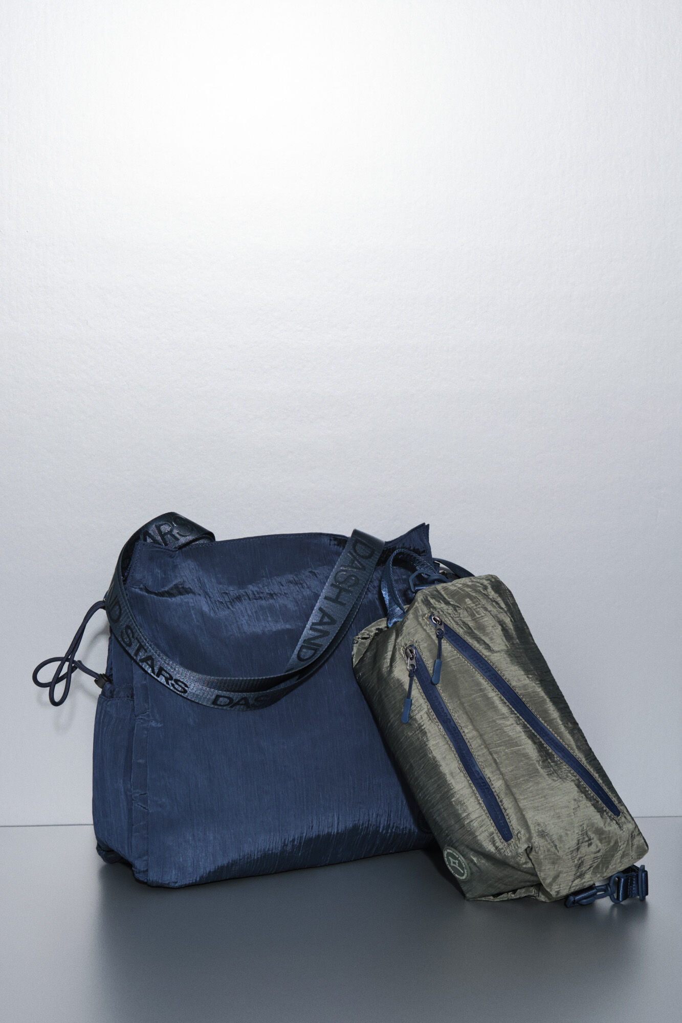 Dash and Stars Mala de ombro em nylon c&aacute;qui acetinado verde