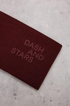 Dash and Stars Bandolete de cabelo elástica com logo em grená impressão