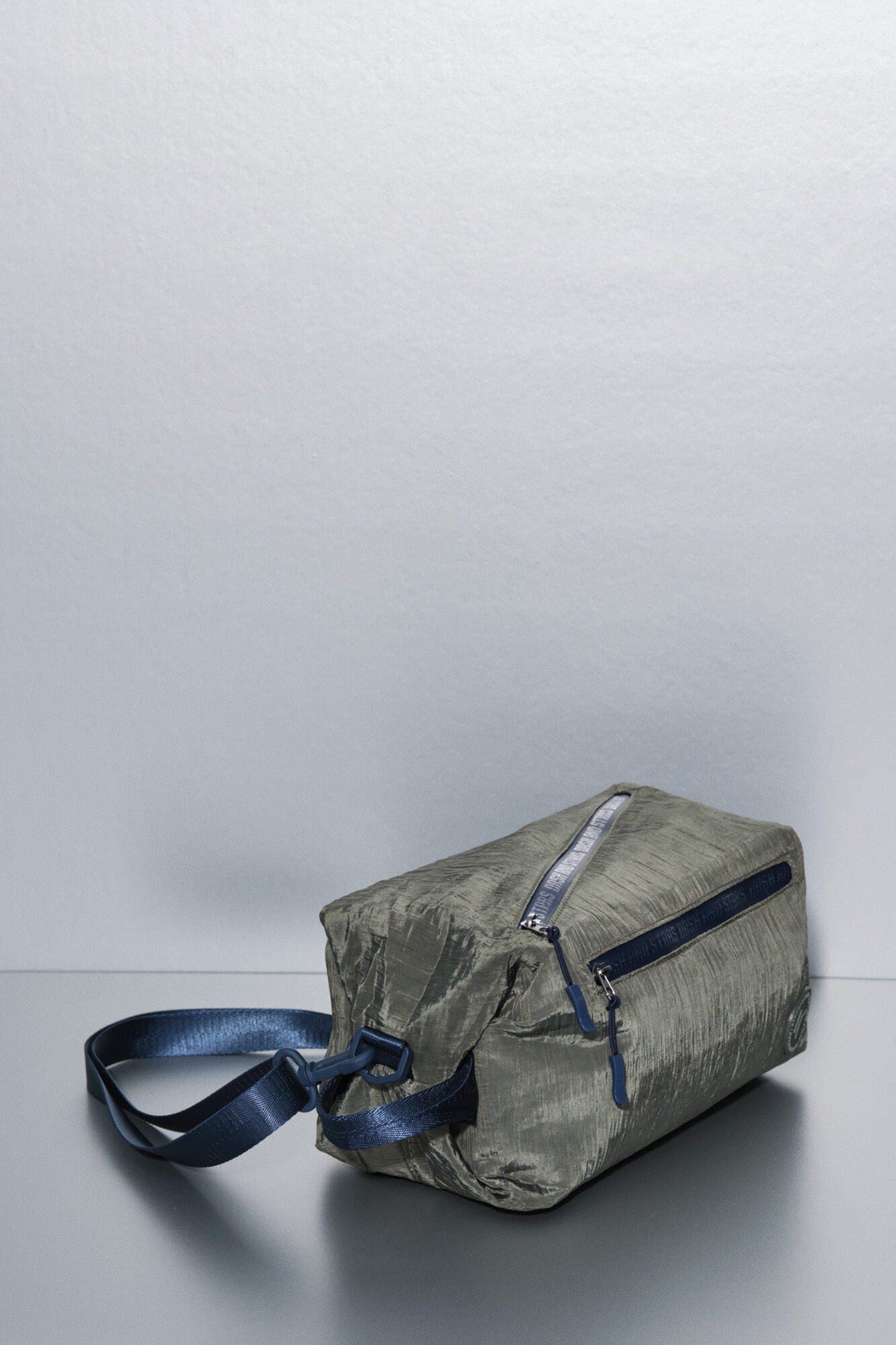 Dash and Stars Mala de ombro em nylon c&aacute;qui acetinado verde