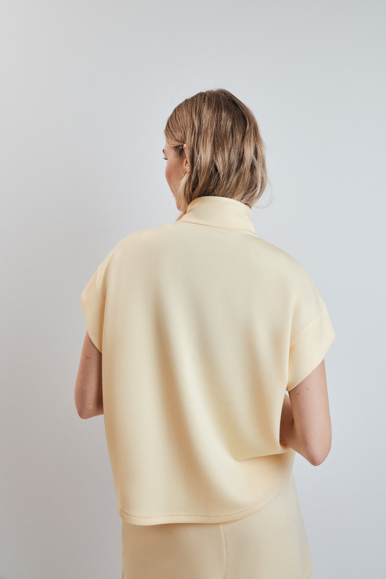 Dash and Stars Sudadera manga corta viscosa suave amarilla estampado