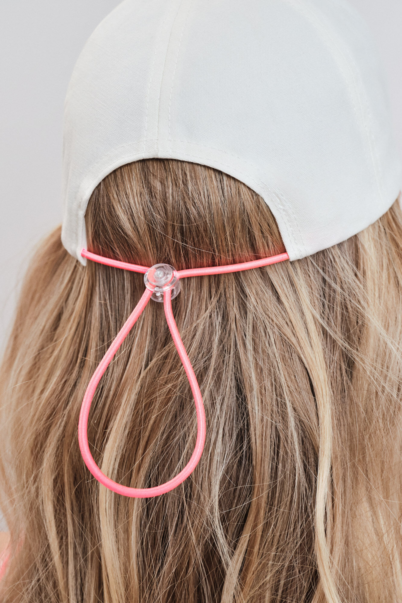 Dash and Stars Gorra t&eacute;cnica blanca logo