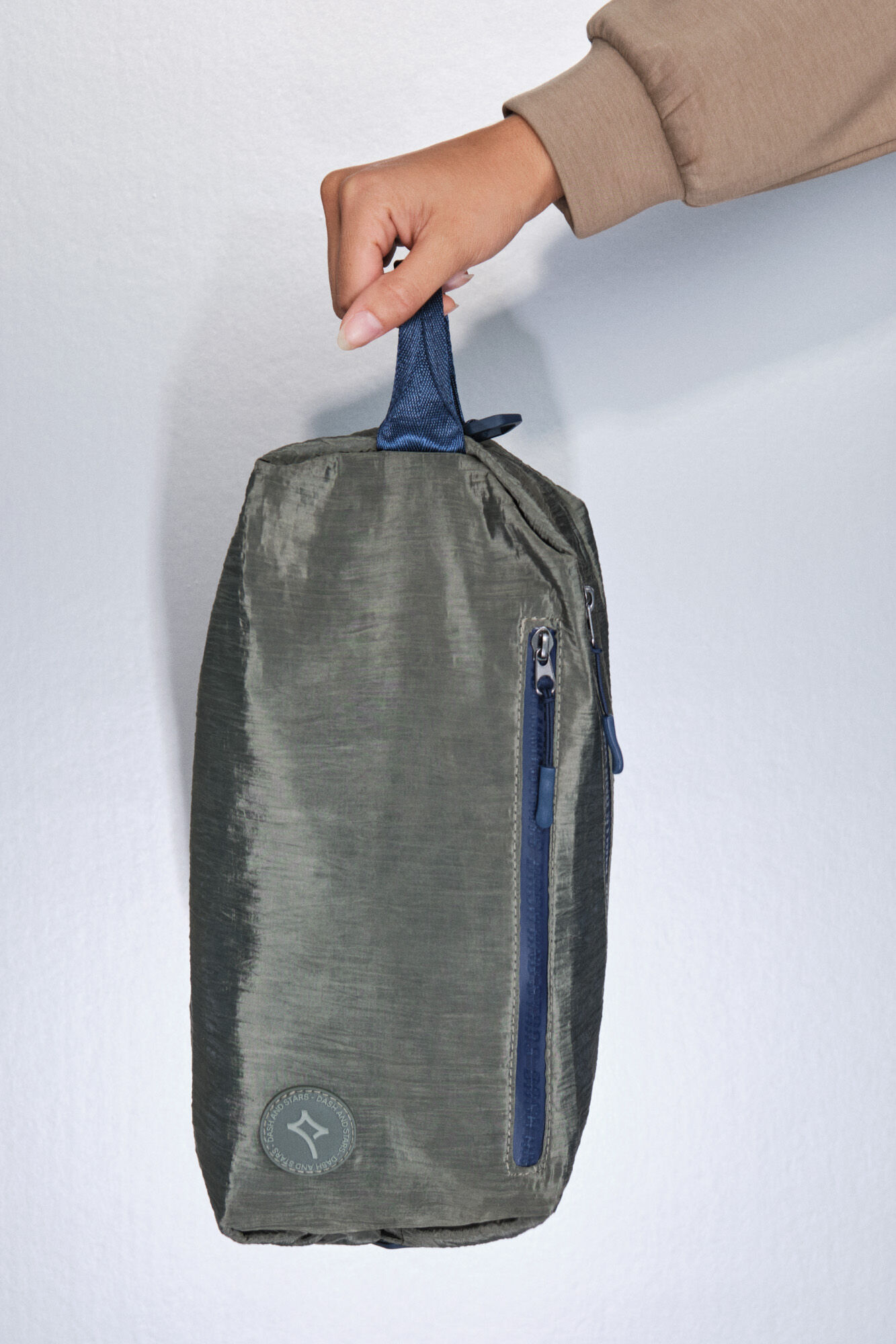 Dash and Stars Mala de ombro em nylon c&aacute;qui acetinado