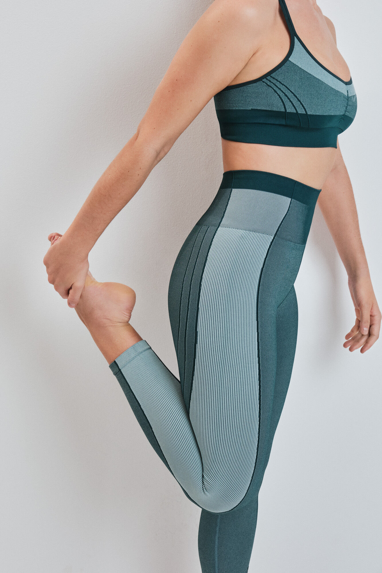 Dash and Stars Green seamless crop leggings COMFORT green