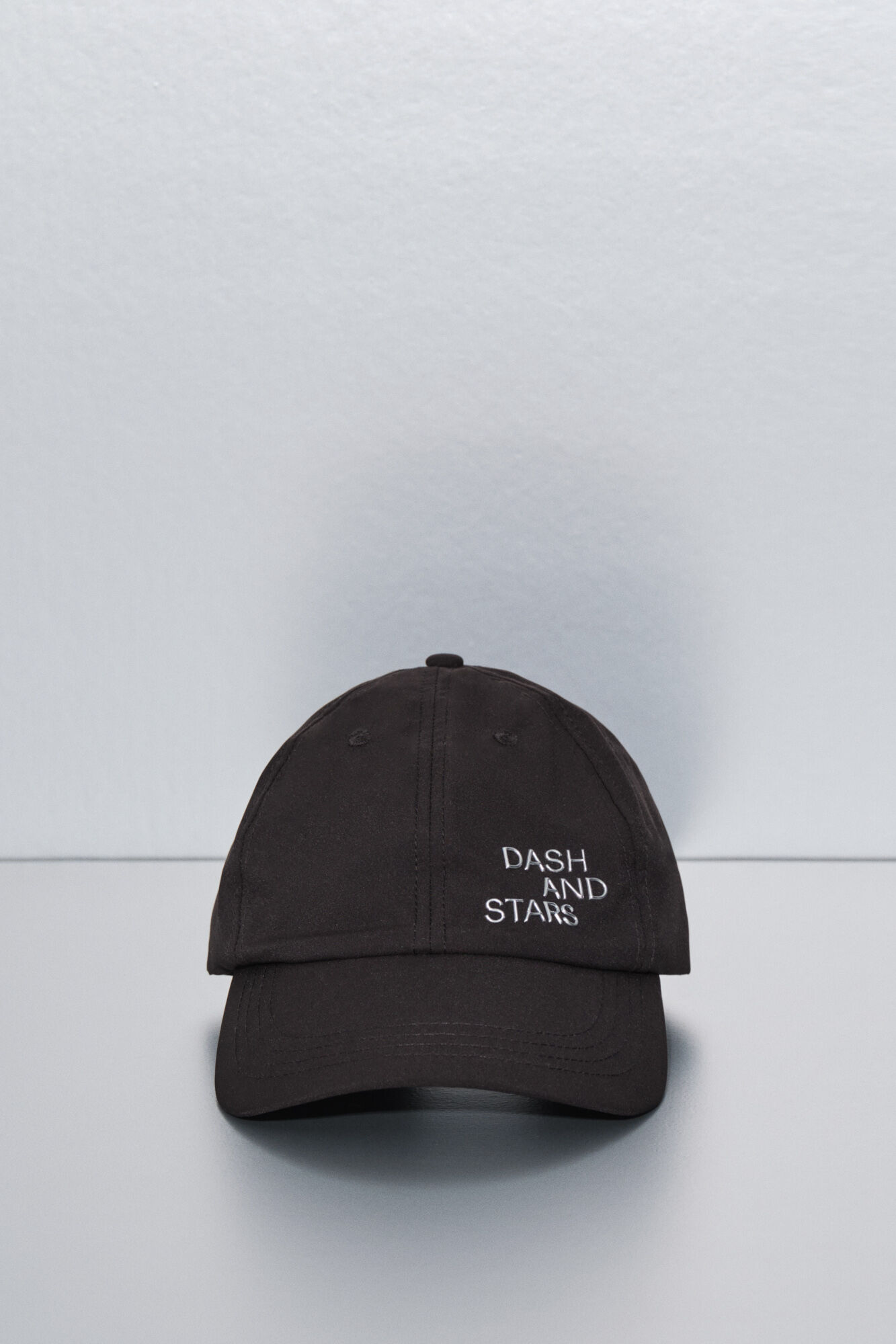 Dash and Stars Bon&eacute; t&eacute;cnico ajust&aacute;vel com logo preto preto
