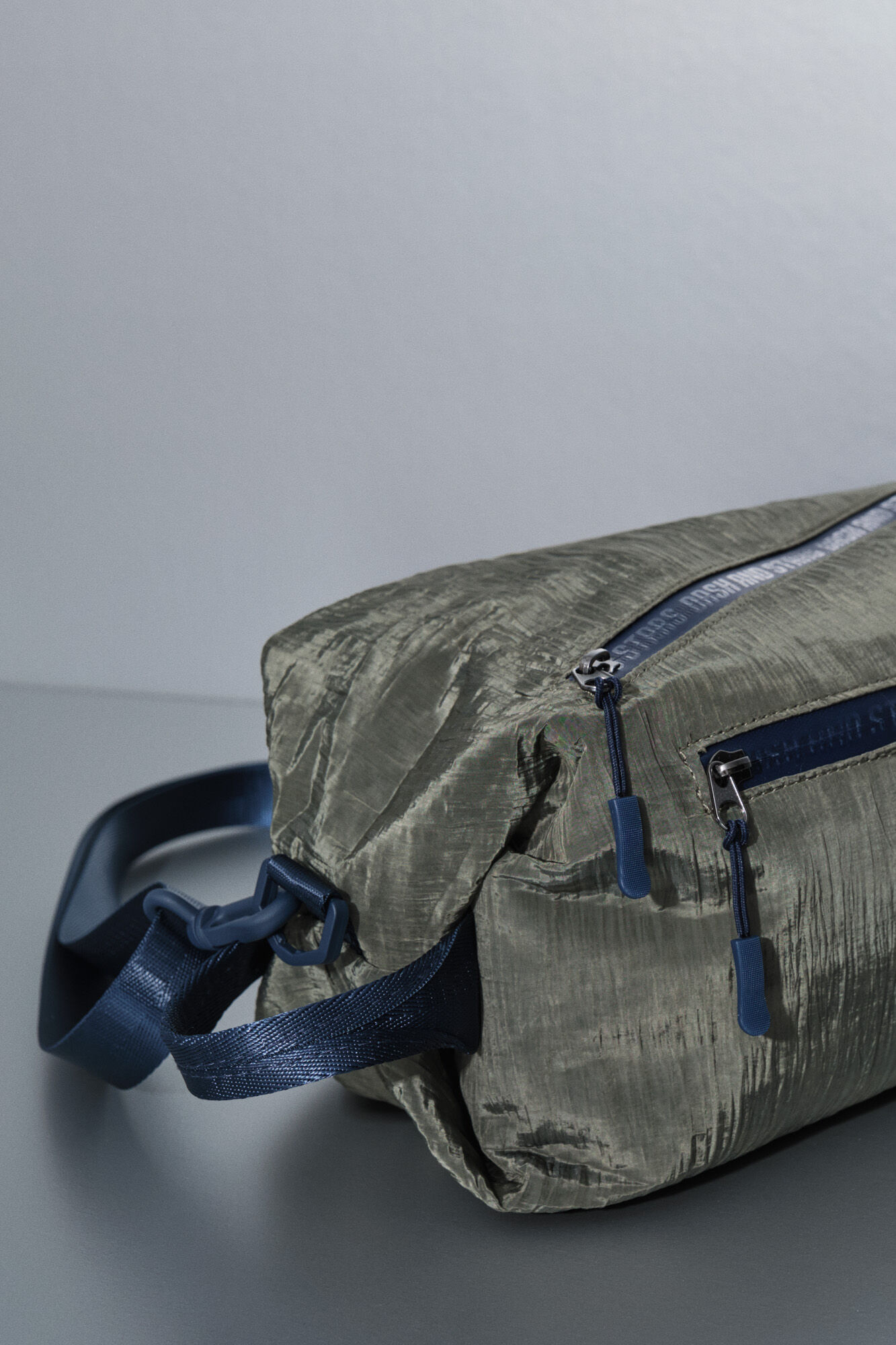 Dash and Stars Mala de ombro em nylon c&aacute;qui acetinado verde