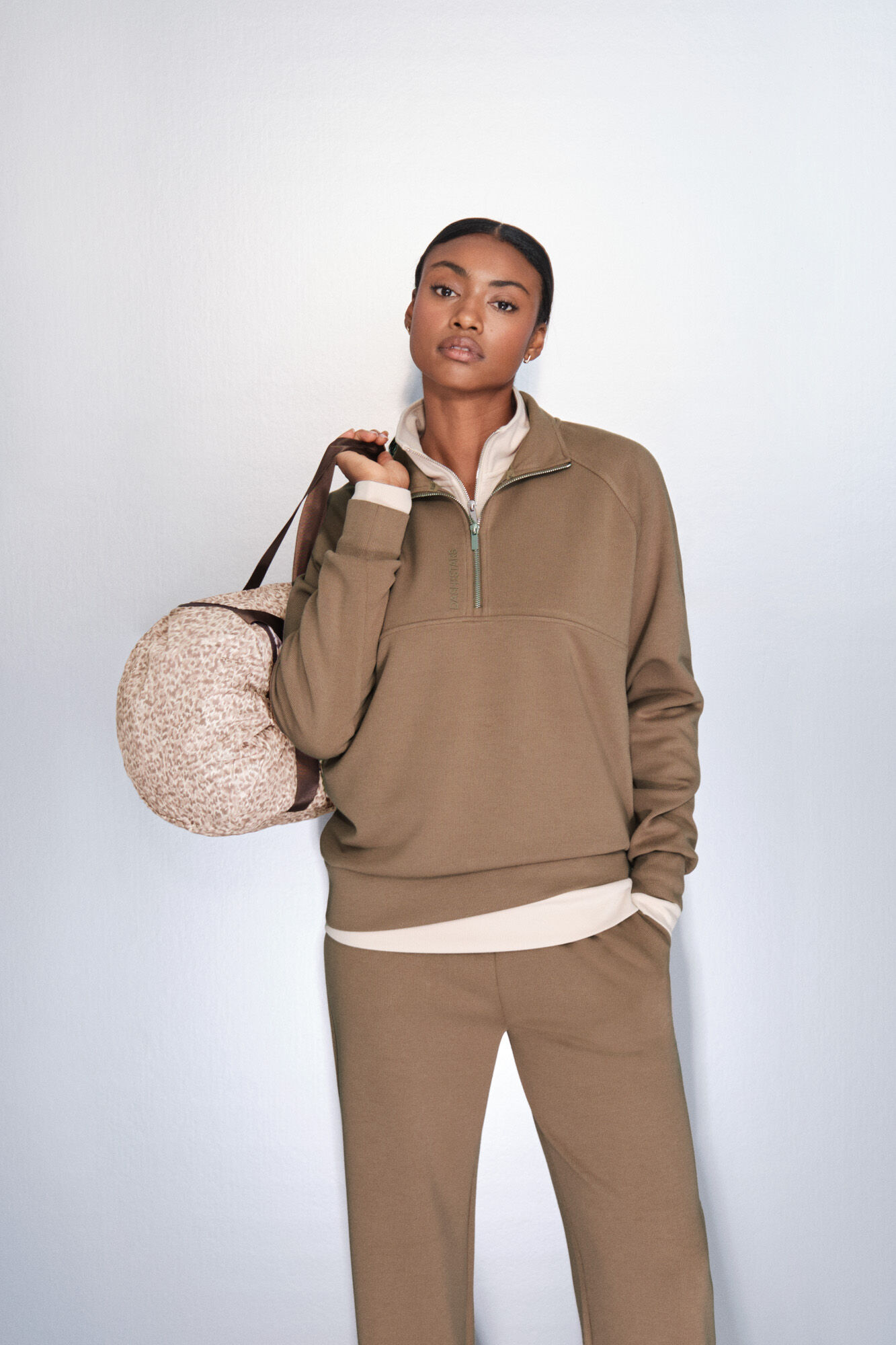 Dash and Stars Sudadera cuello cremallera marr&oacute;n nude