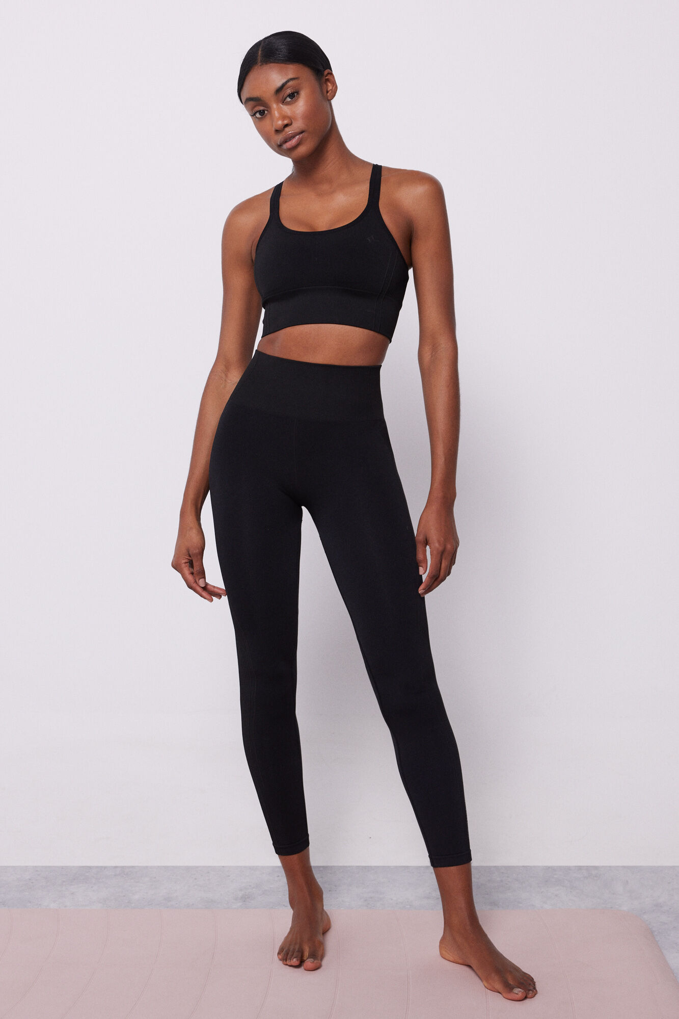 Dash and Stars Black Seamless Comfort sports bra black