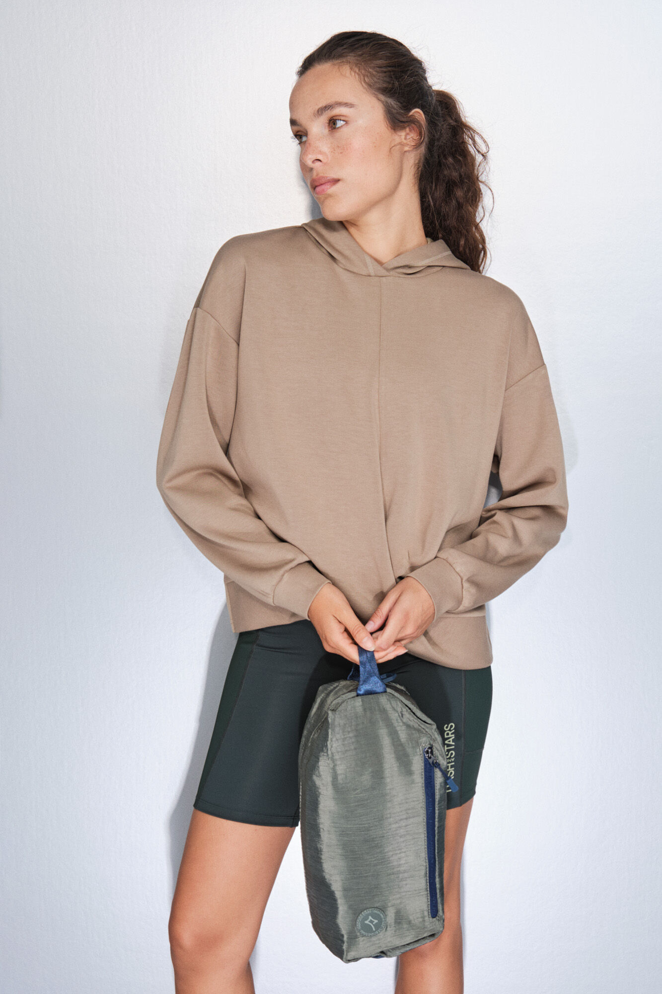 Dash and Stars Mala de ombro em nylon c&aacute;qui acetinado