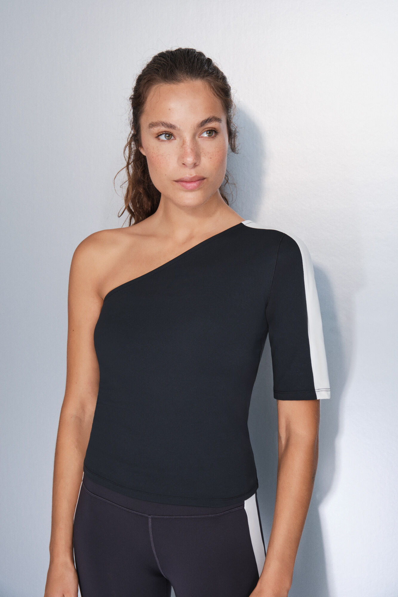 Dash and Stars Camiseta escote asim&eacute;trico bicolor negro