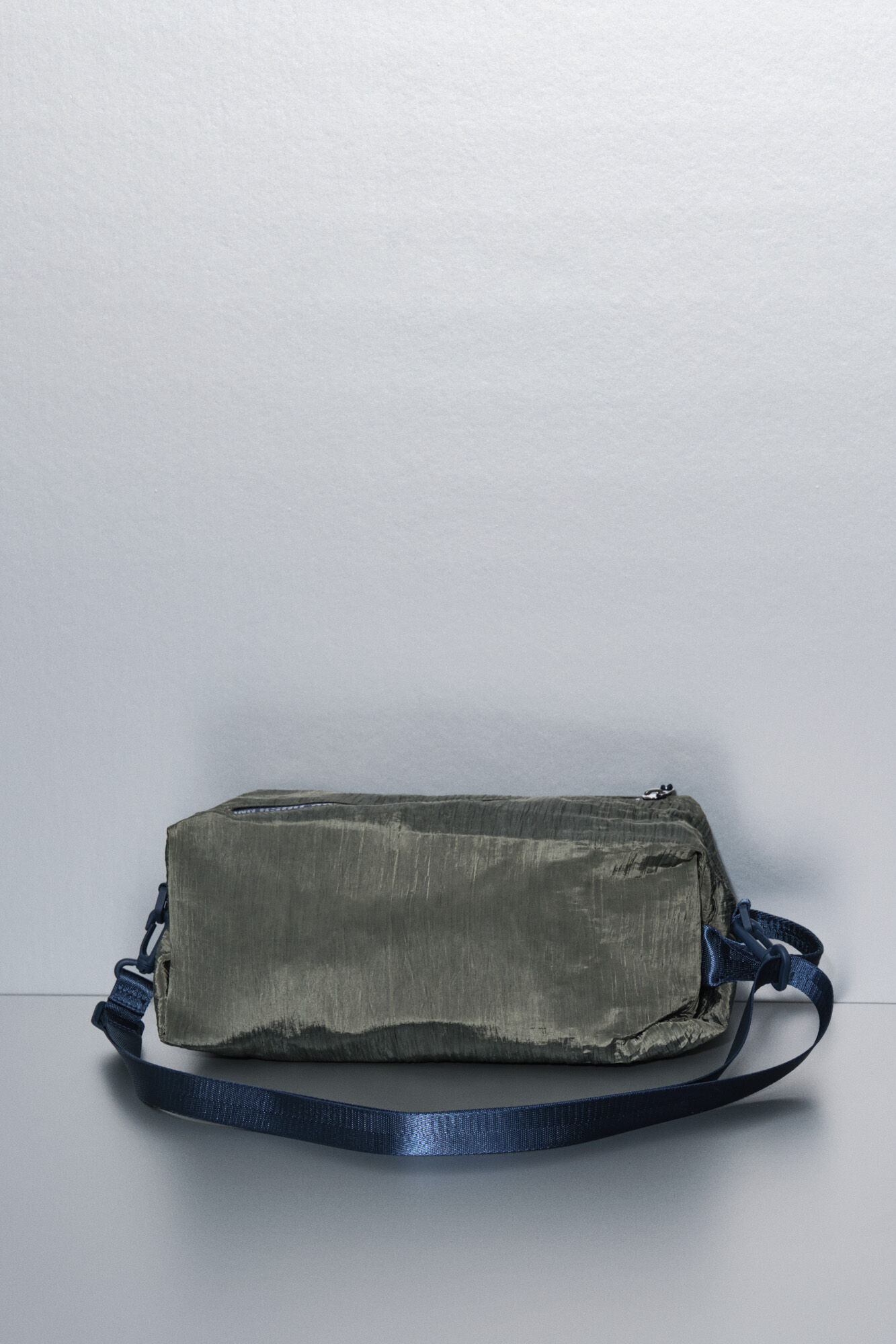 Dash and Stars Mala de ombro em nylon c&aacute;qui acetinado verde