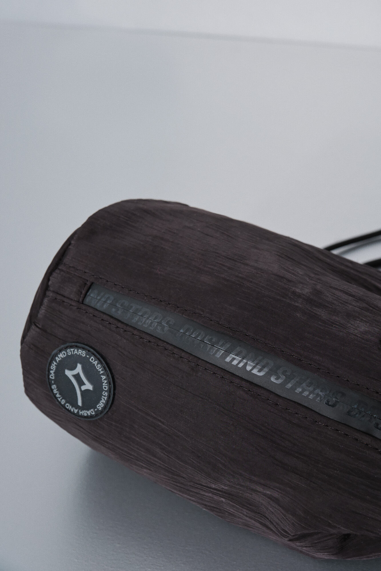 Dash and Stars Mini mala de ombro em nylon acetinado preto preto