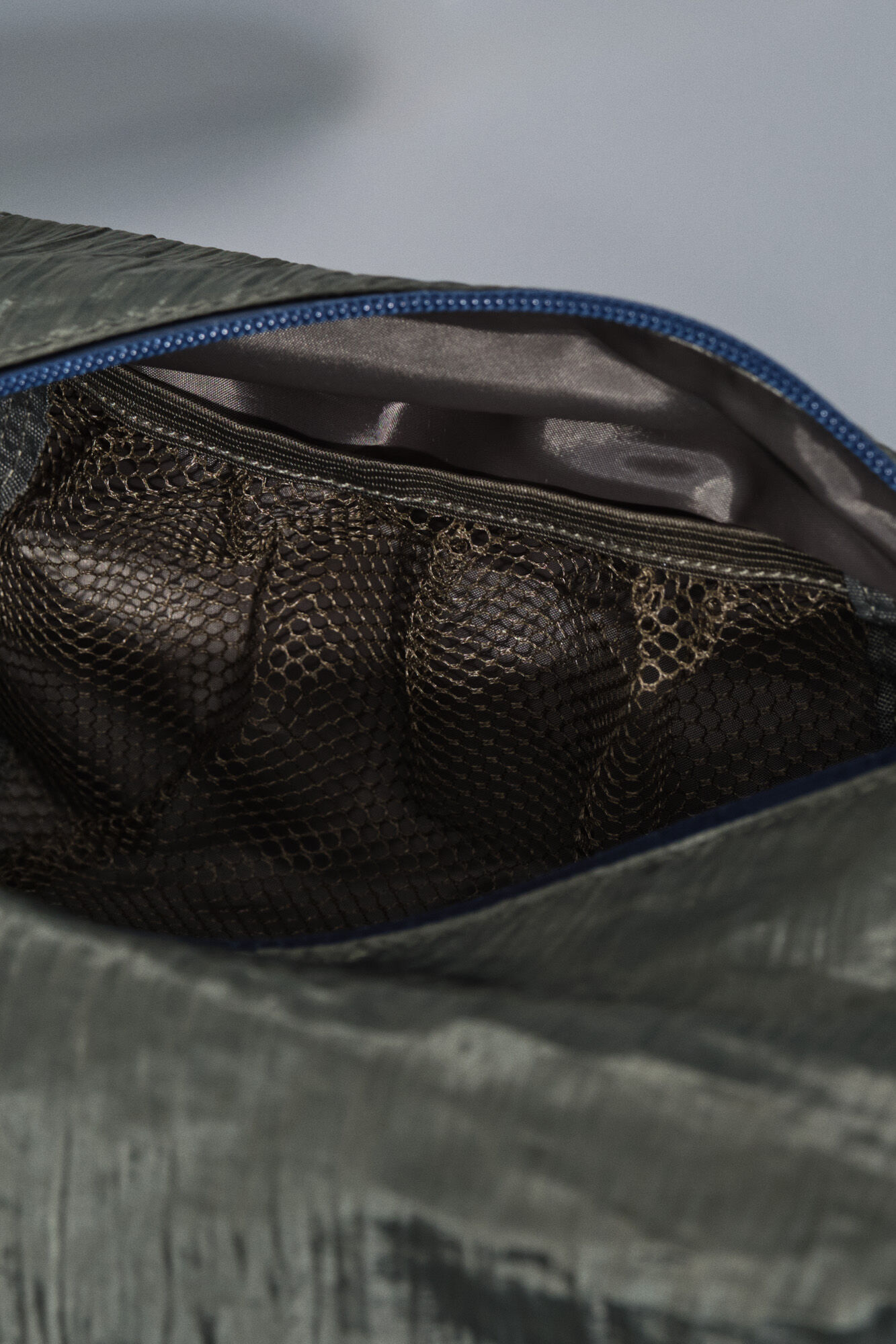 Dash and Stars Mala de ombro em nylon c&aacute;qui acetinado verde