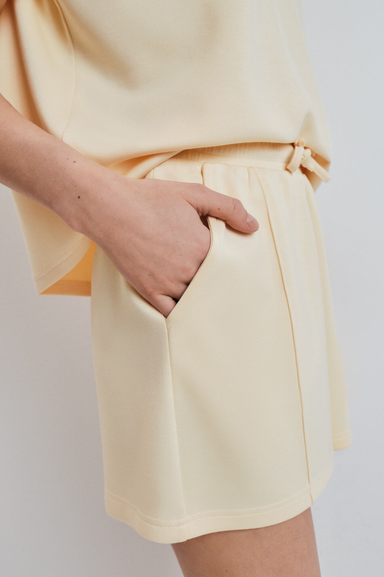 Dash and Stars Pantal&oacute;n corto ancho viscosa suave amarilla