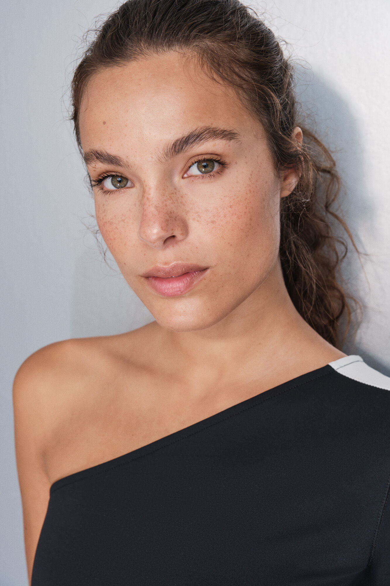 Dash and Stars Camiseta escote asim&eacute;trico bicolor negro