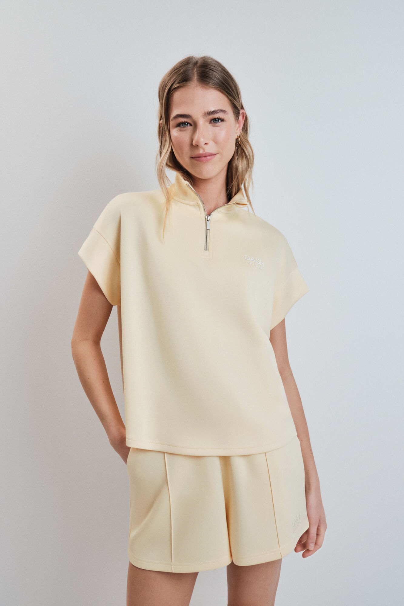 Dash and Stars Sudadera manga corta viscosa suave amarilla estampado