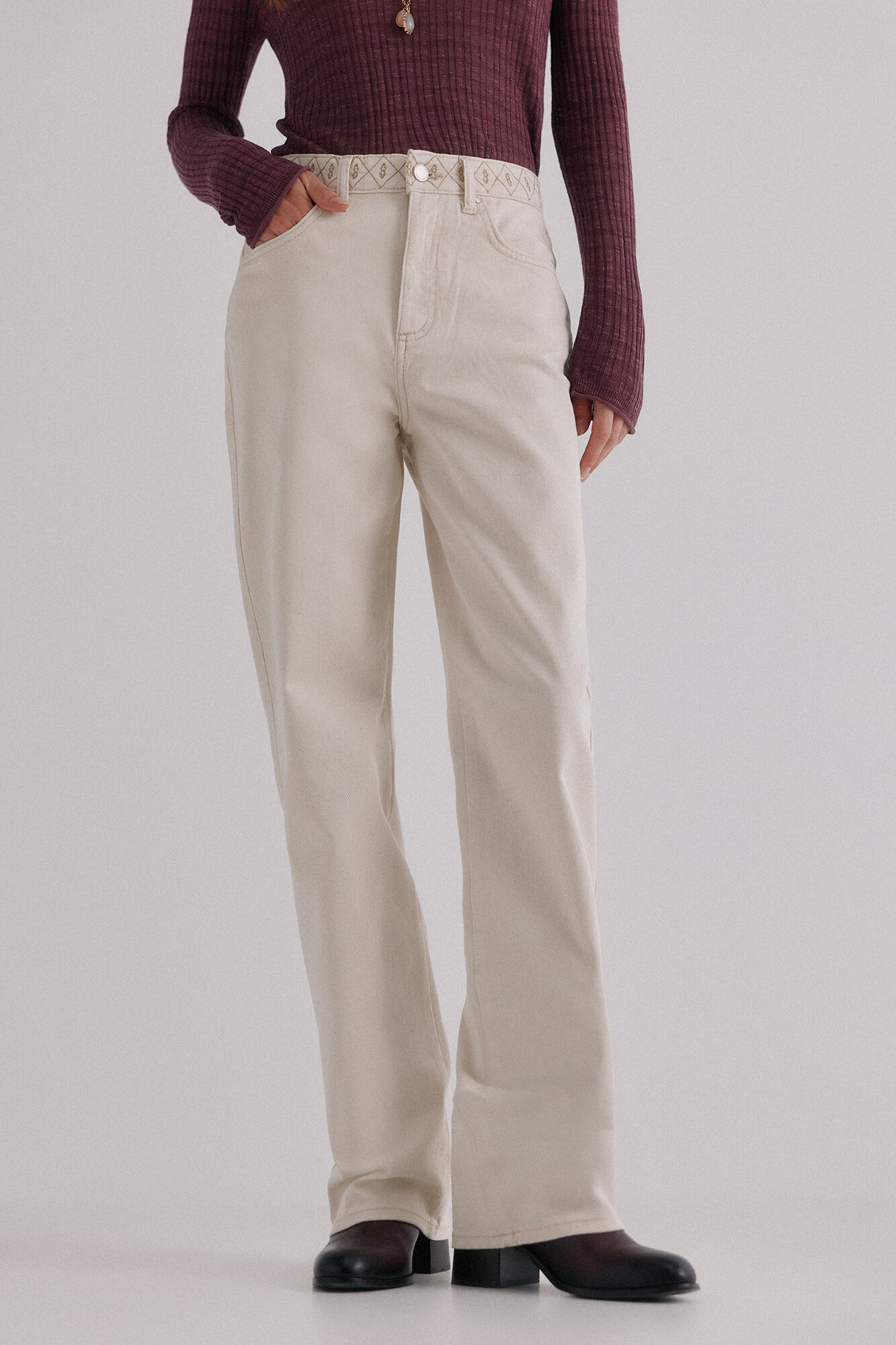 Hoss Intropia Bianca. Vaqueros bordados Marfil